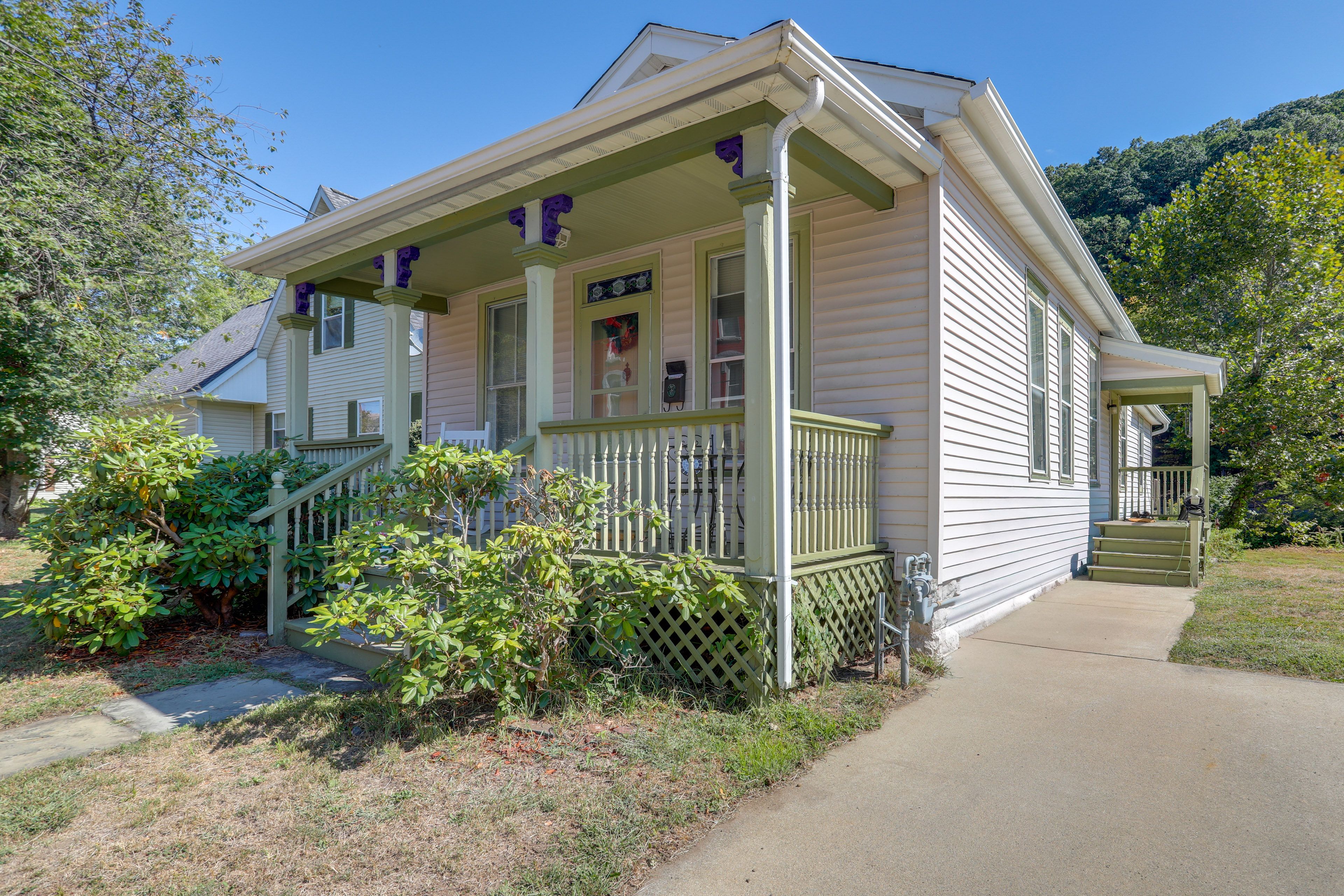 Exterior | Parking | Driveway (1 Vehicle) | Street Parking (1 Vehicle)
