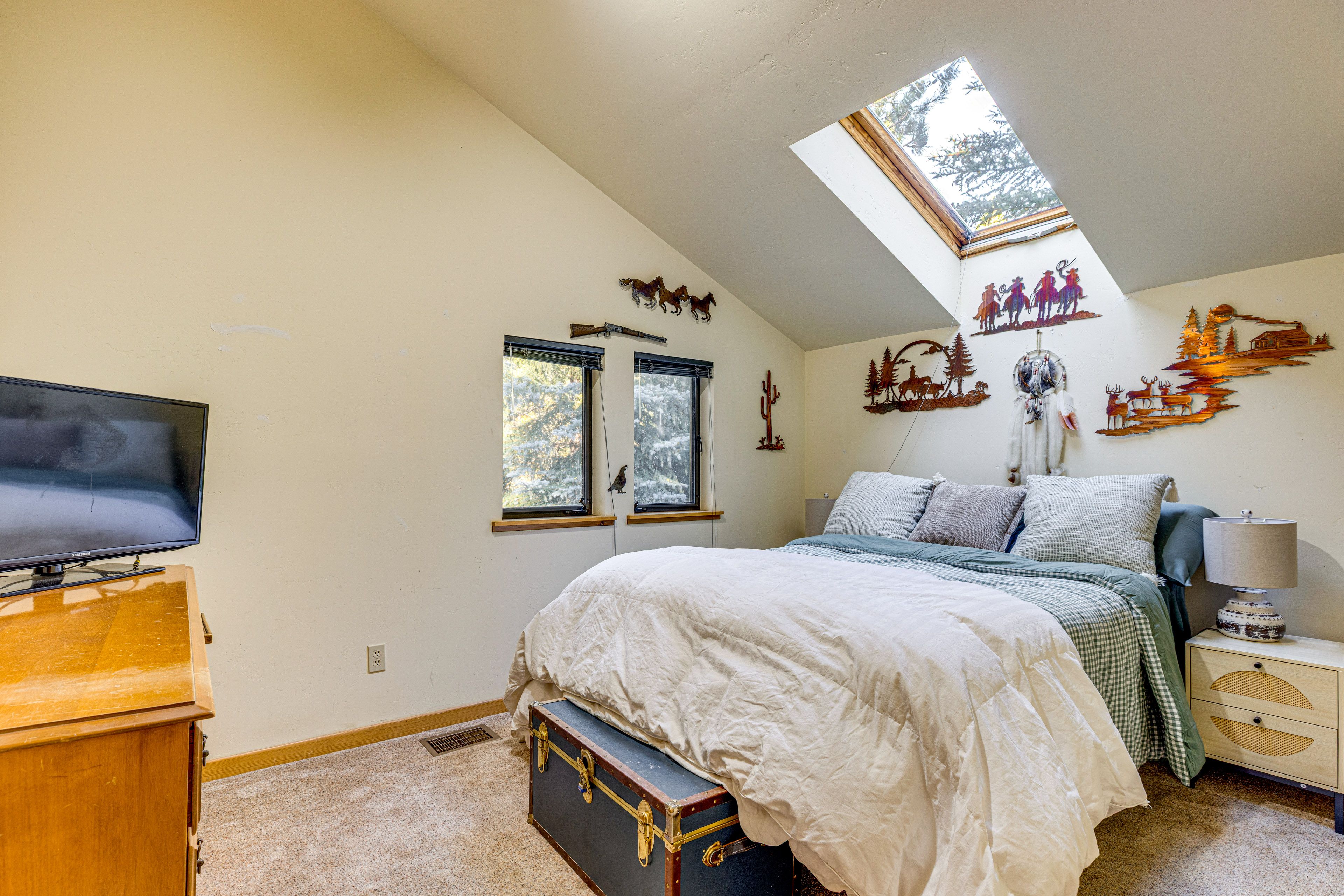 Bedroom 1 | Queen Bed | Linens | 2nd Floor