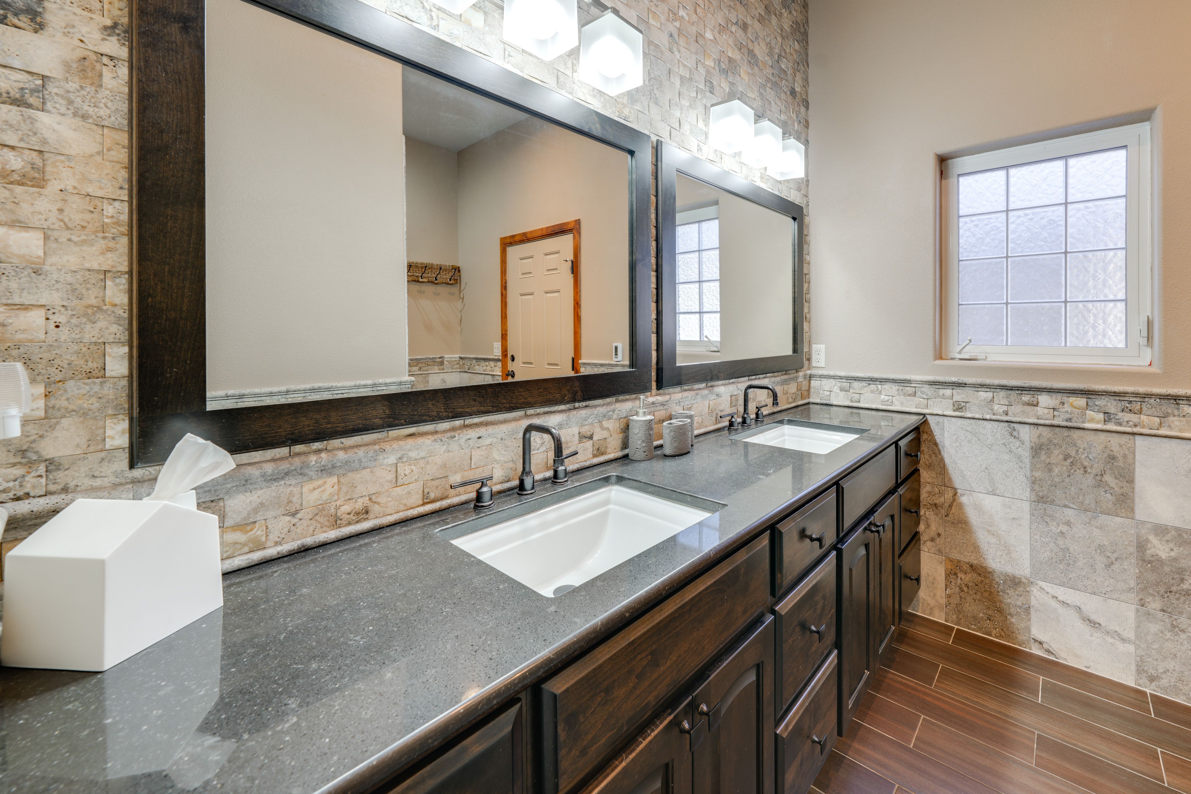 Full Bathroom | Towels Provided