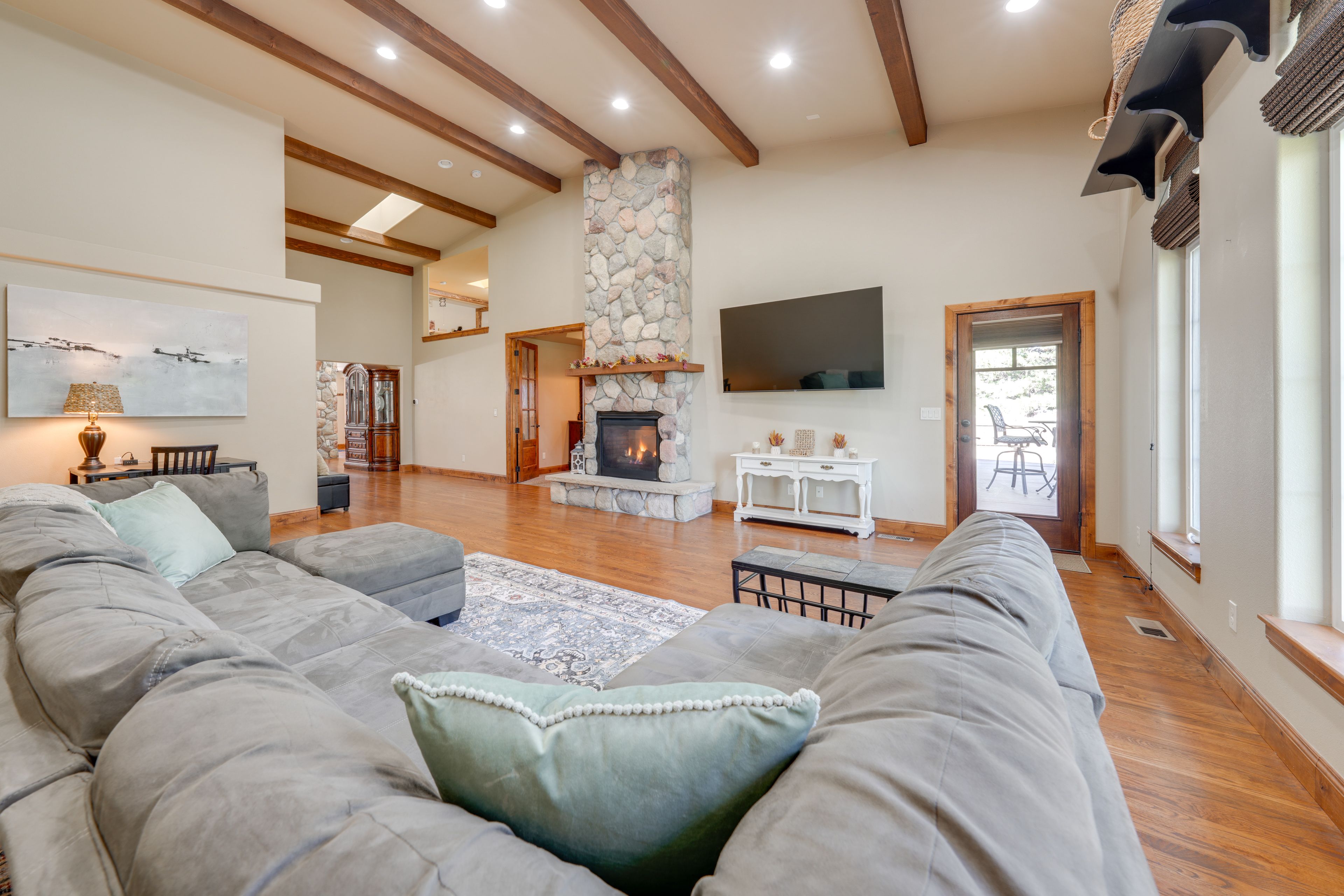Living Area | Gas Fireplace | TV | Laptop Workspace | Free WiFi