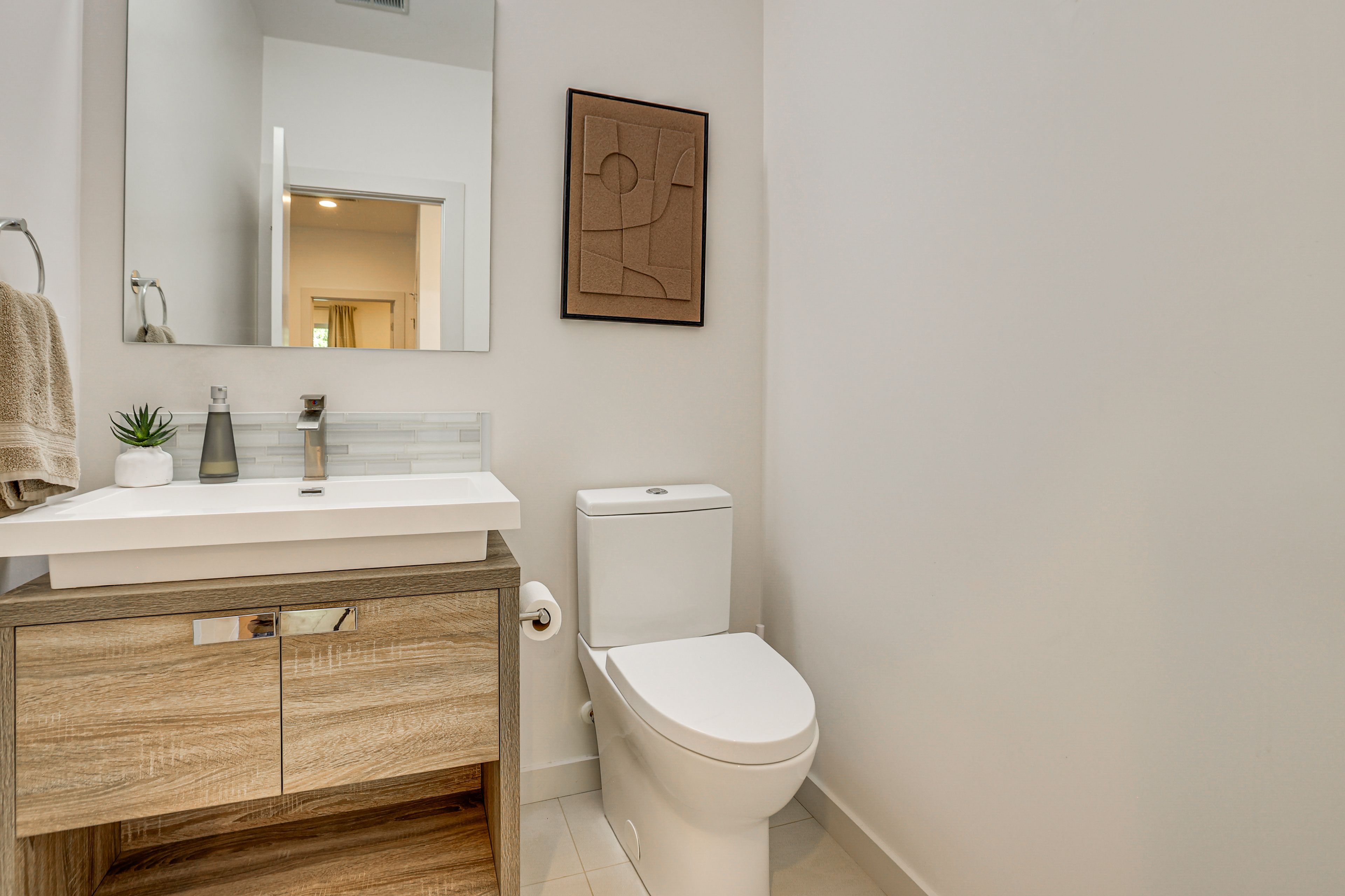 Half Bathroom | 1st Floor | Towels Provided