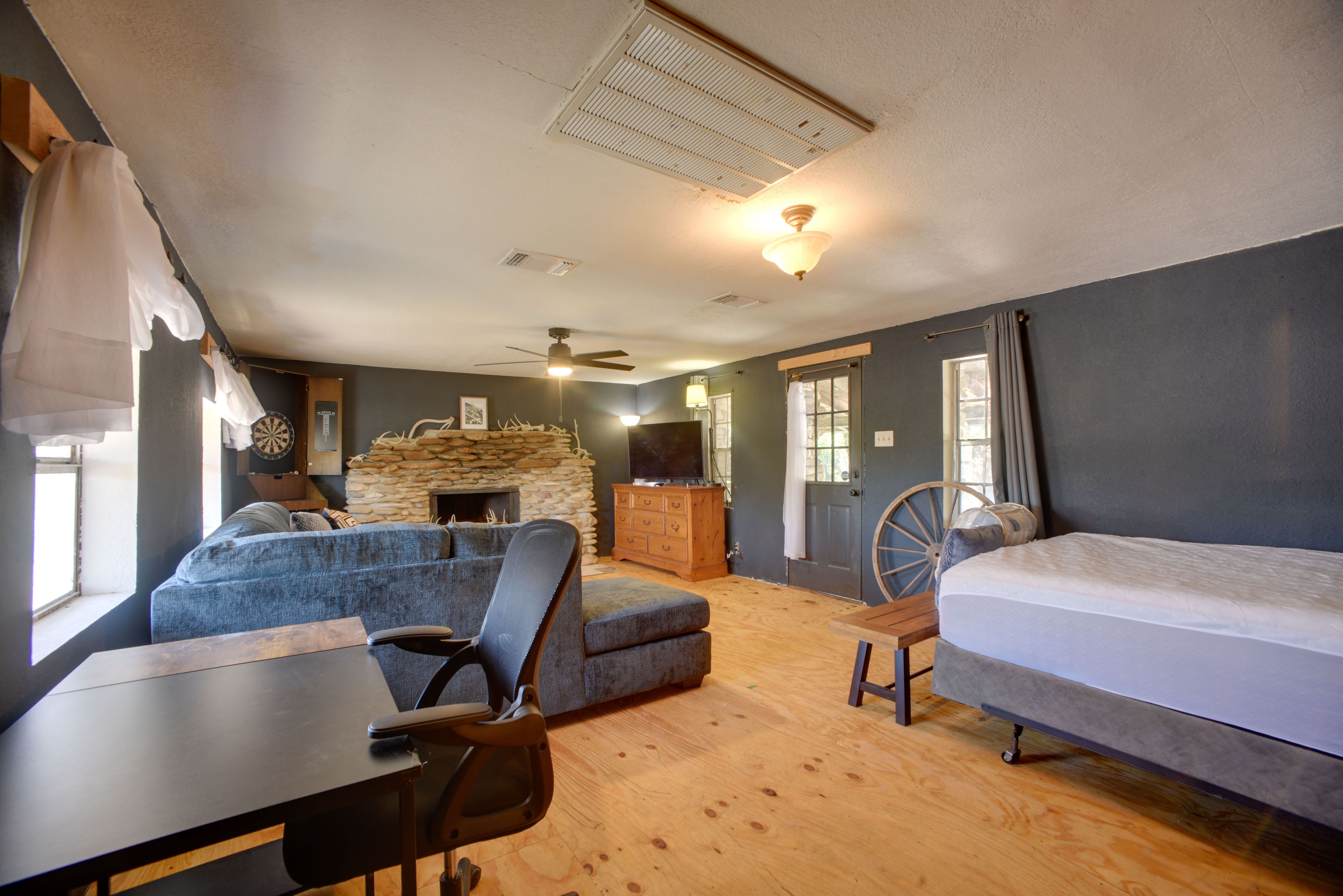 Studio | Queen Bed | Free WiFi | Central A/C & Heat