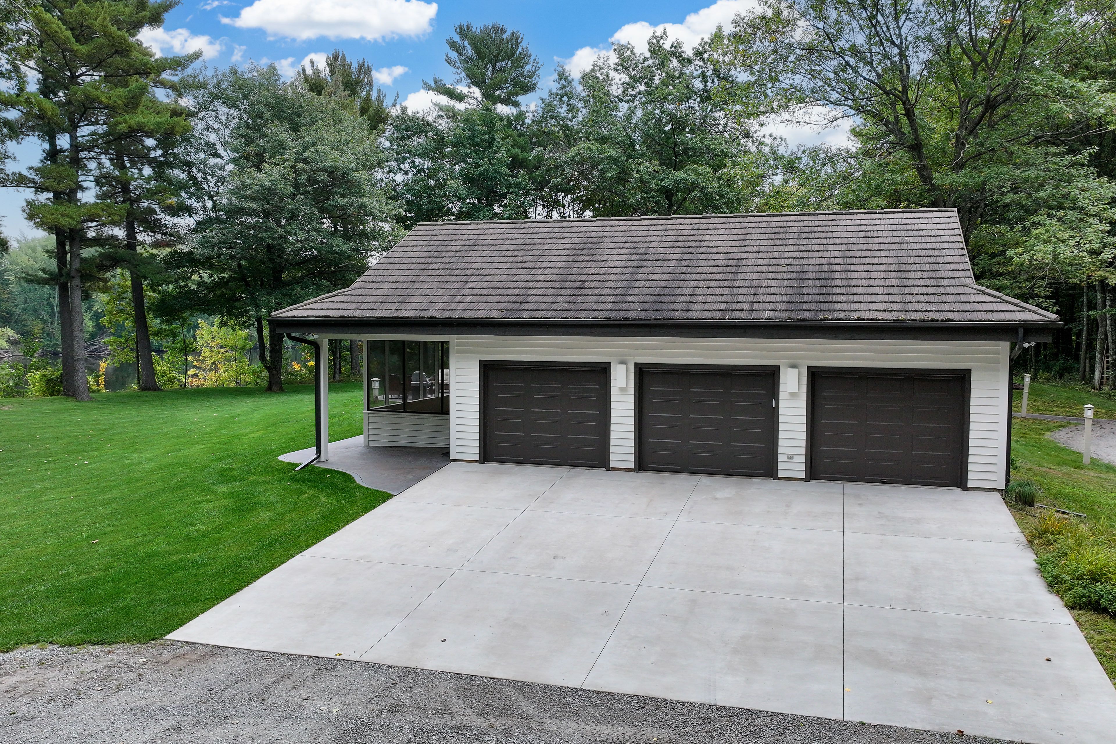 Parking | Driveway (6 Vehicles) | Garage (2 Vehicles)