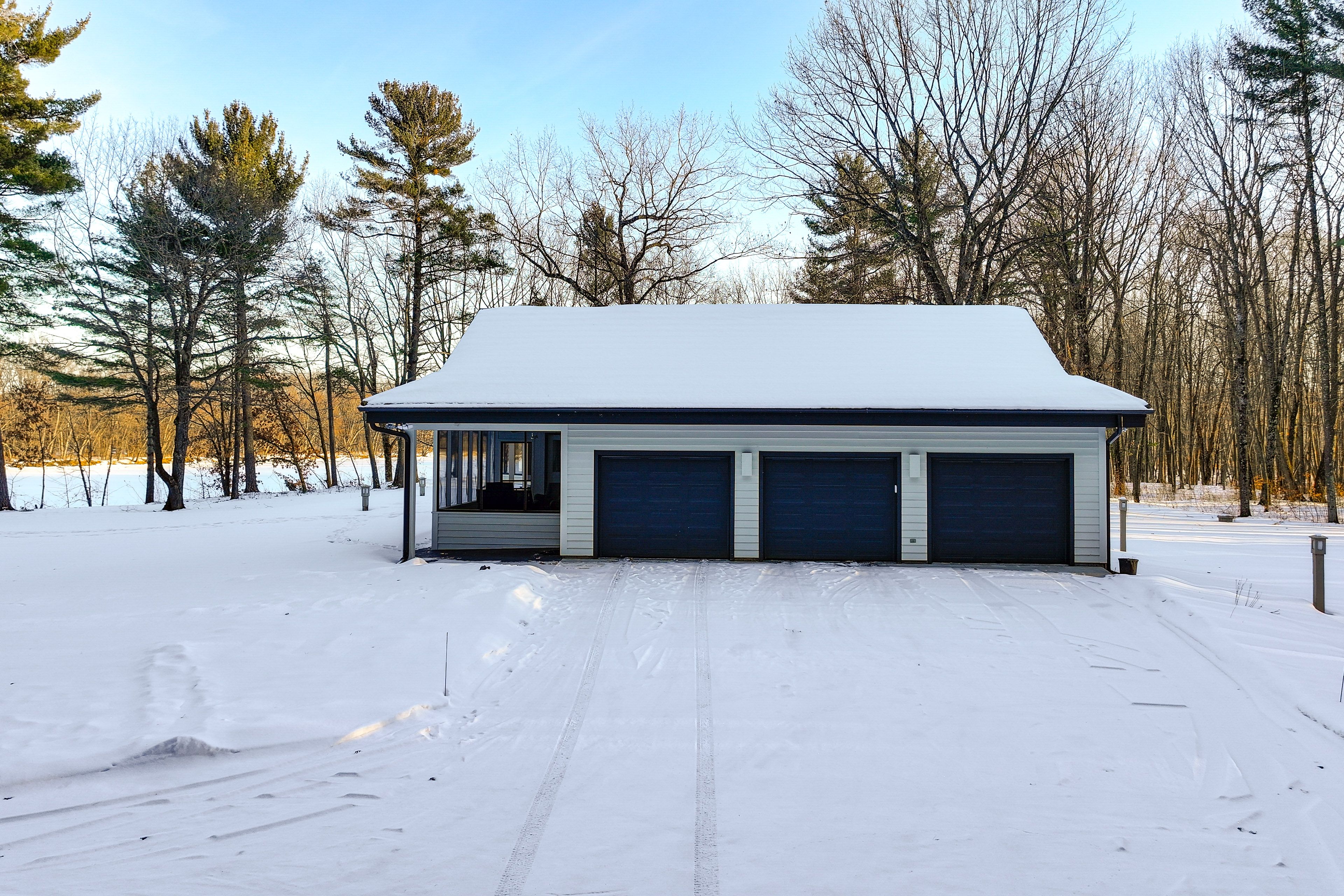 Parking | Driveway (6 Vehicles) | Garage (2 Vehicles)