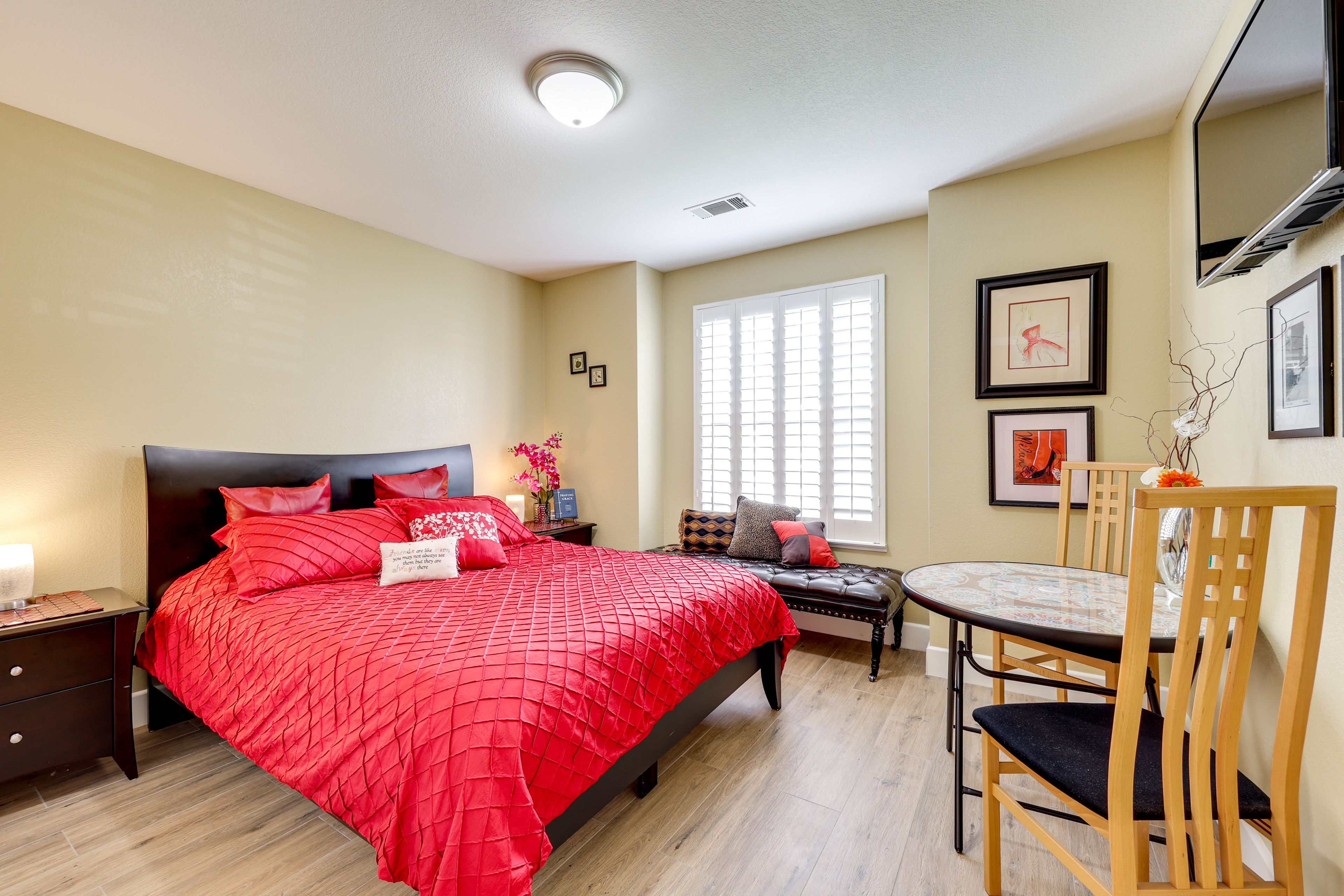 Bedroom 1 | Queen Bed