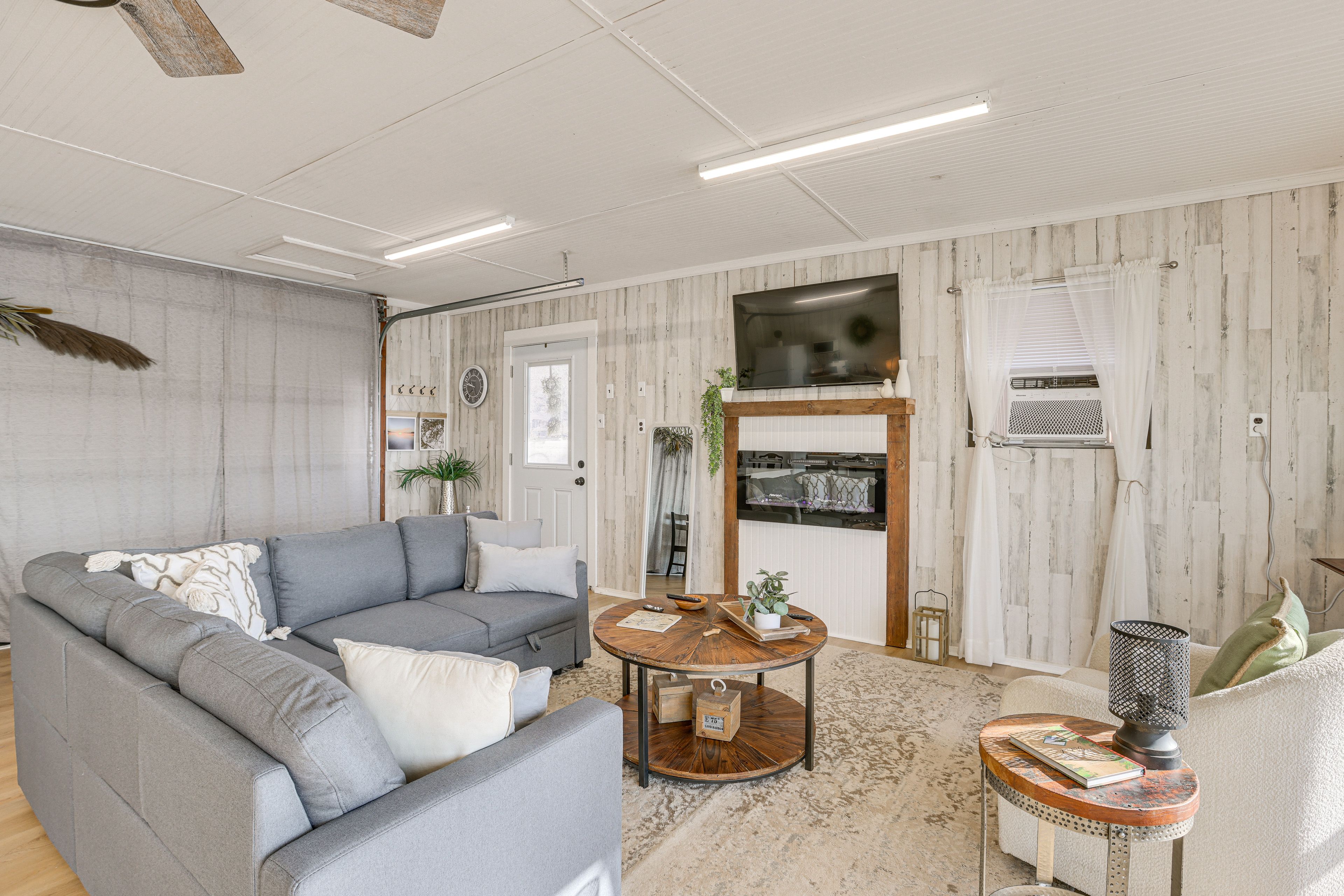 Living Room | Free WiFi | Smart TV | Full Sleeper Sofa | Queen Sleeper Sofa