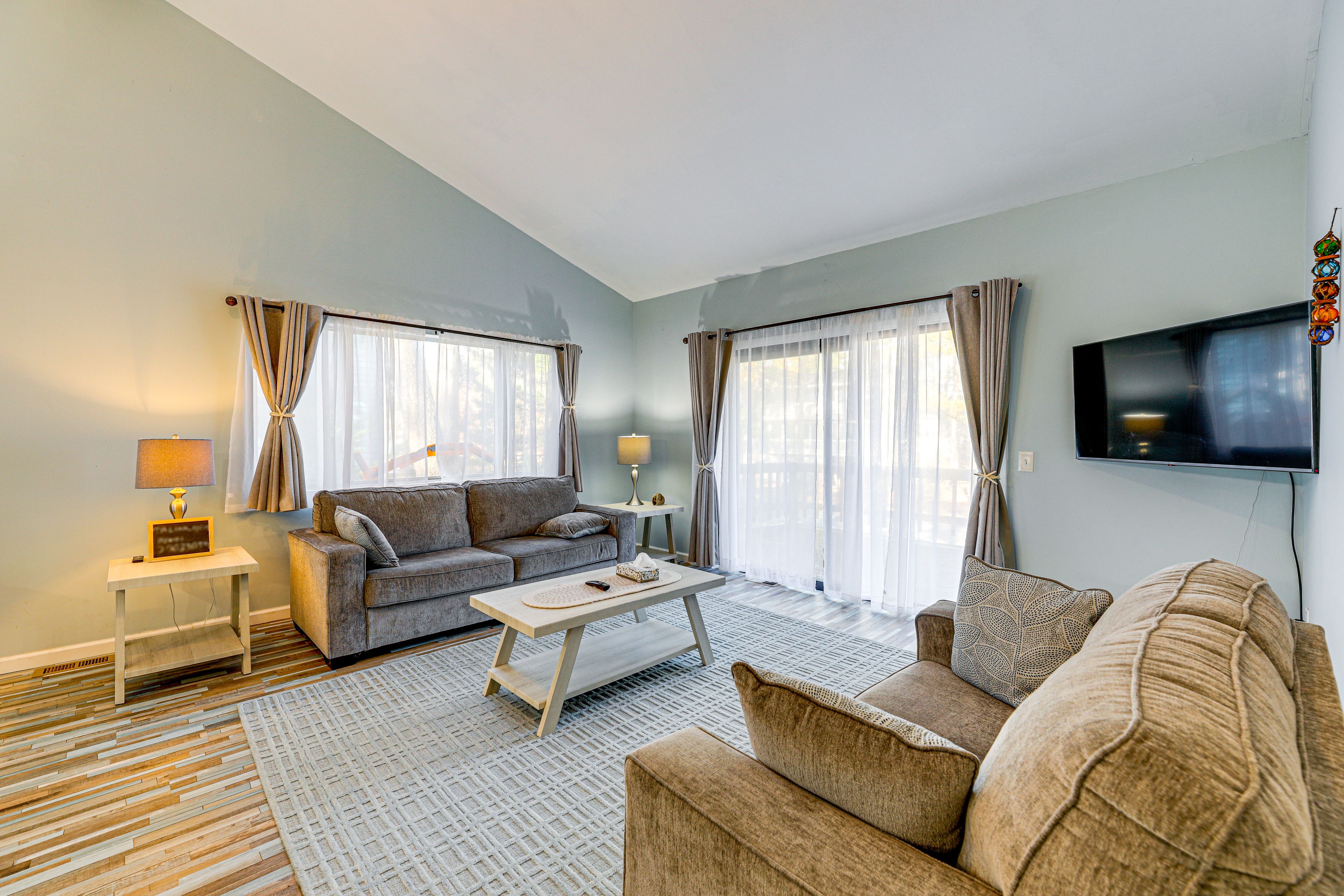 Living Room | Queen Sleeper Sofa | Smart TV | Free WiFi | Central A/C & Heating