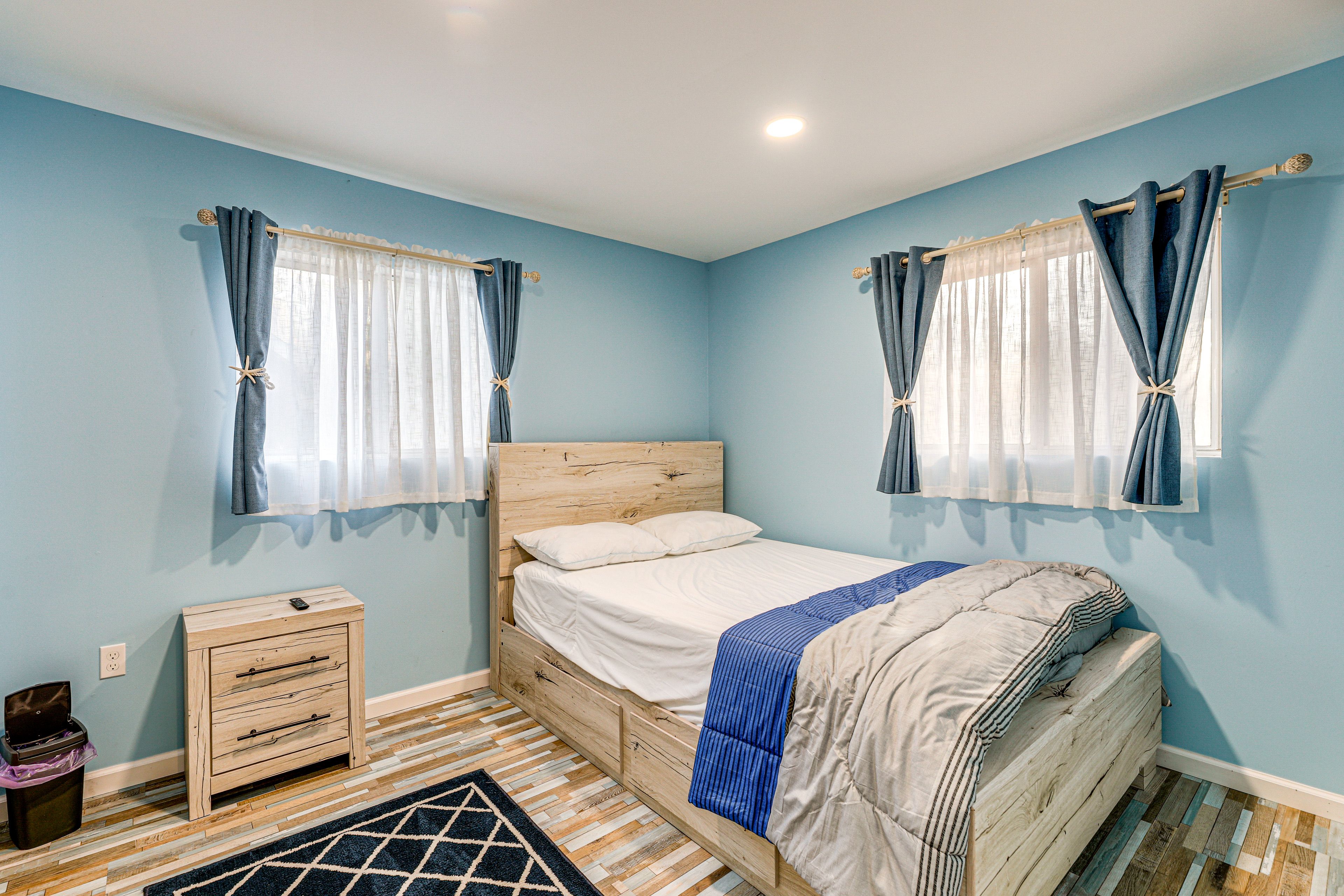 Bedroom 1 | Queen Bed | Smart TV