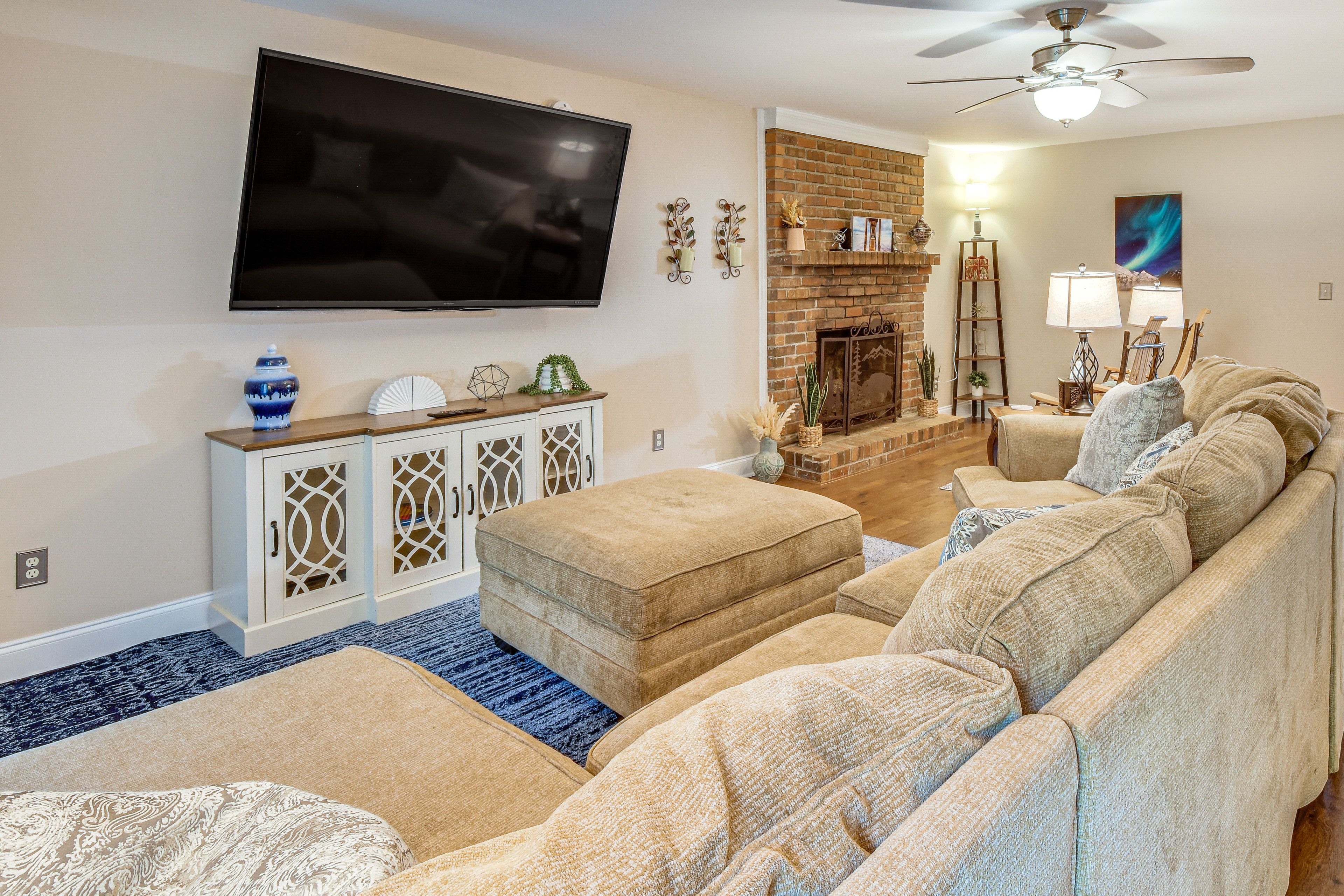Living Room | Smart TV | Fireplace | Mini-Split Heating & A/C | Free WiFi