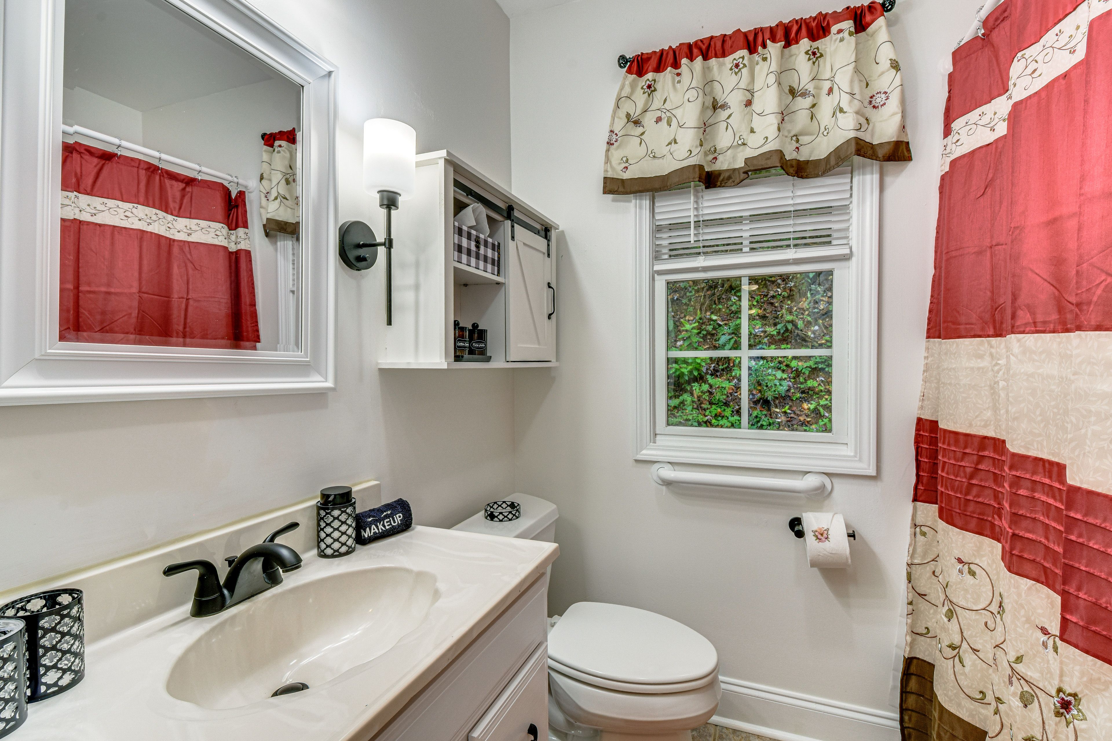 Full Bathroom | Complimentary Toiletries | Towels Provided