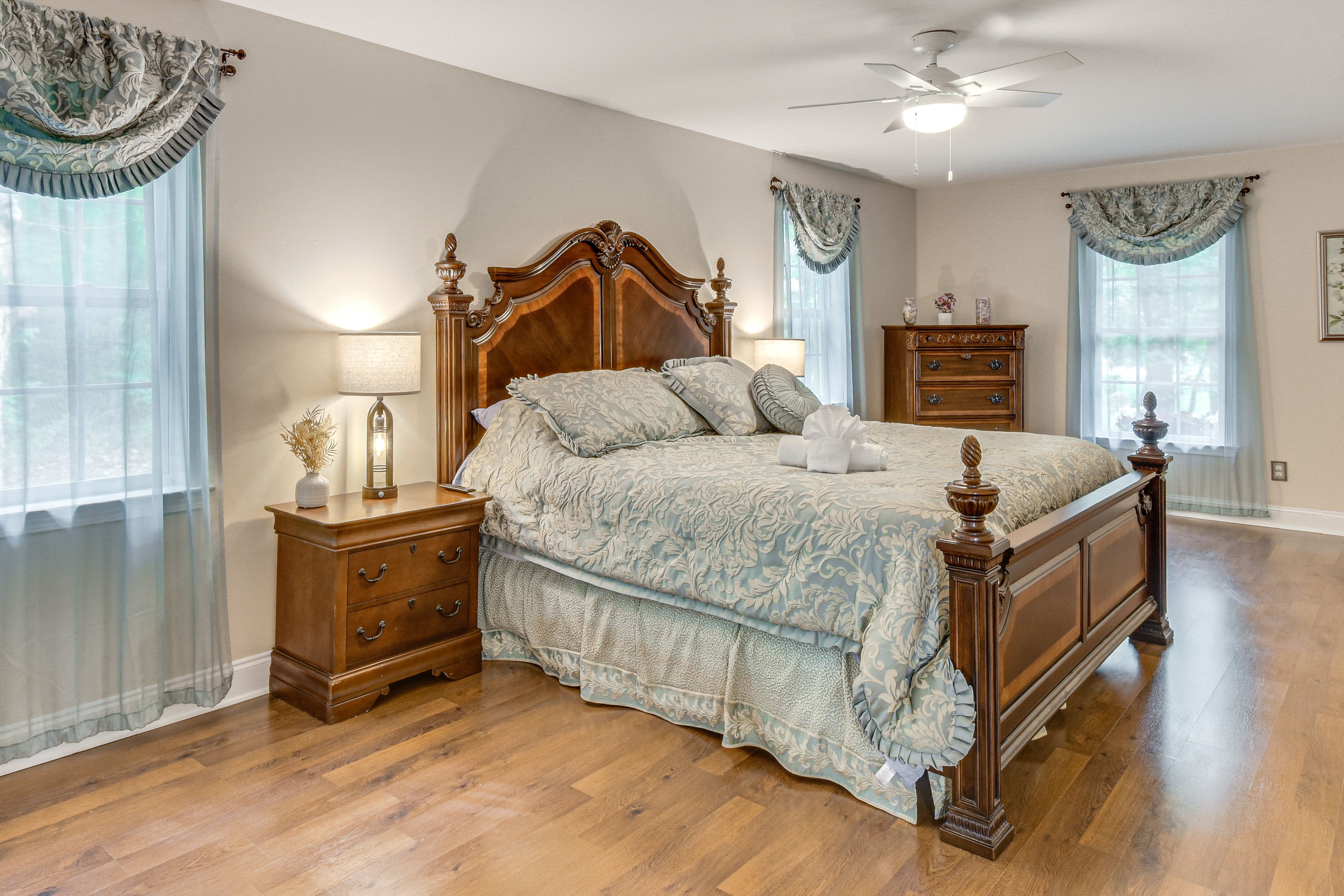 Bedroom 2 | King Bed | En-Suite Bathroom