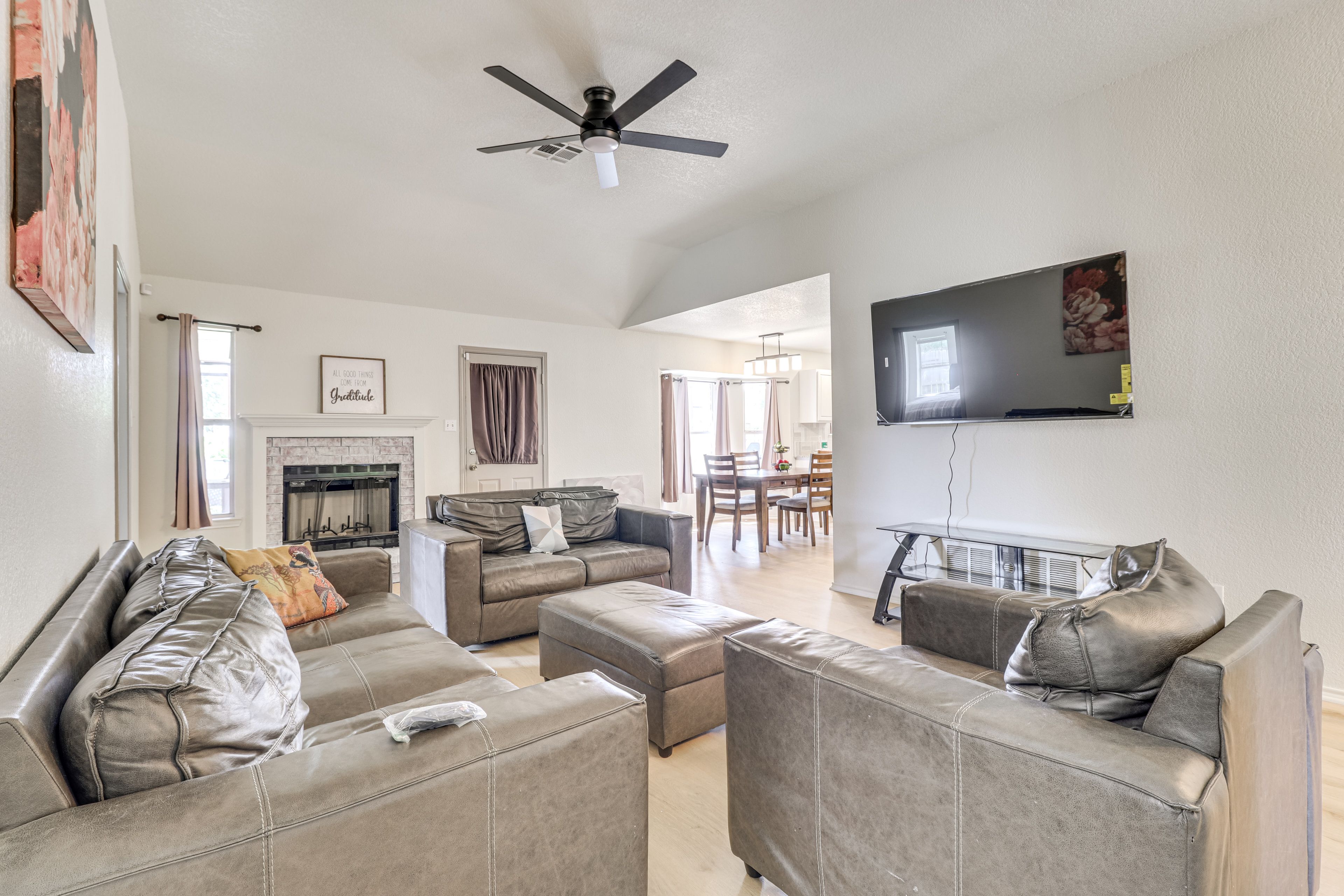 Living Room | Free WiFi | Smart TV | Central A/C | Fireplace