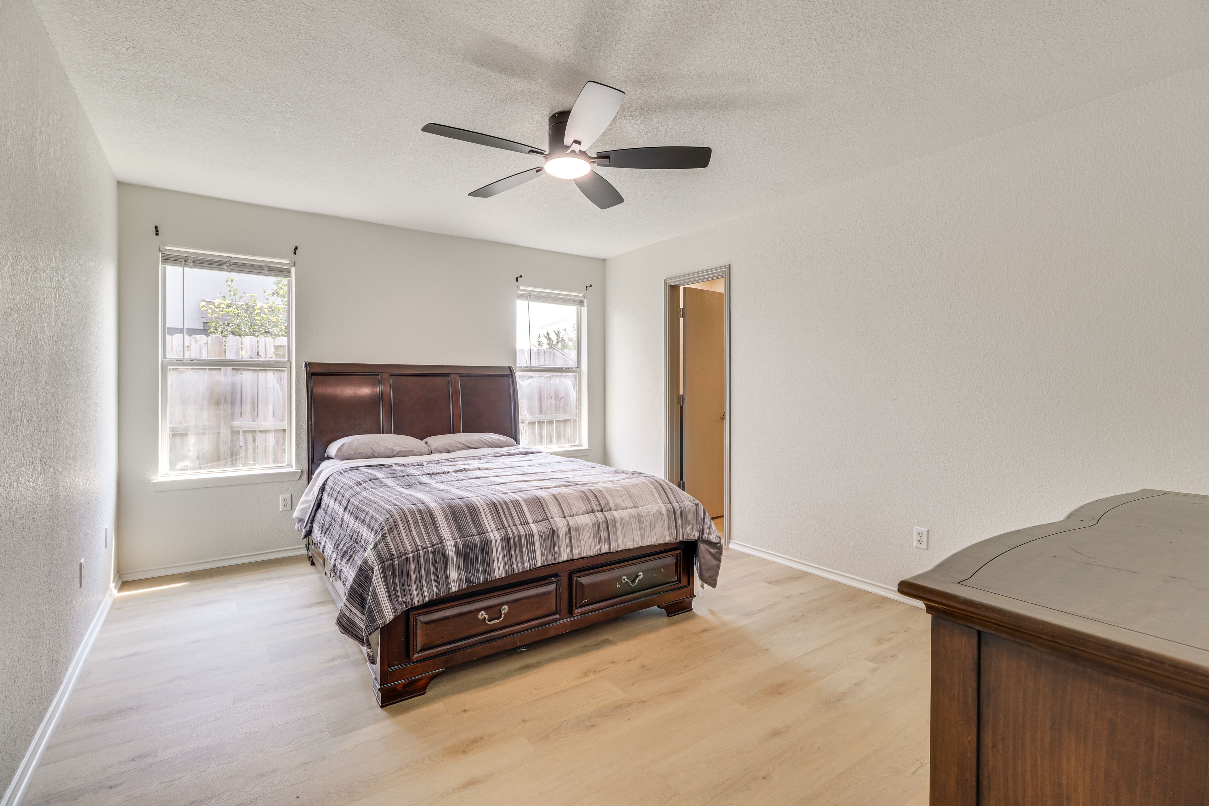 Bedroom 1 | Queen Bed