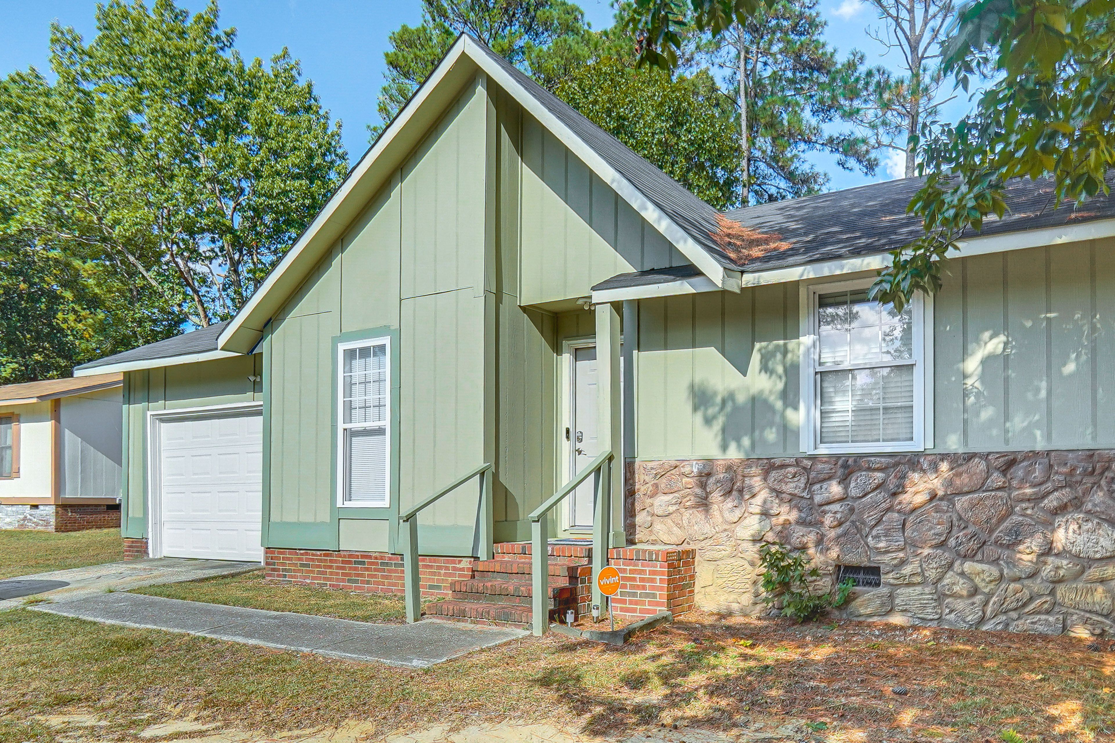 Exterior | Parking | Garage (1 Vehicle) | Driveway (1 Vehicle)