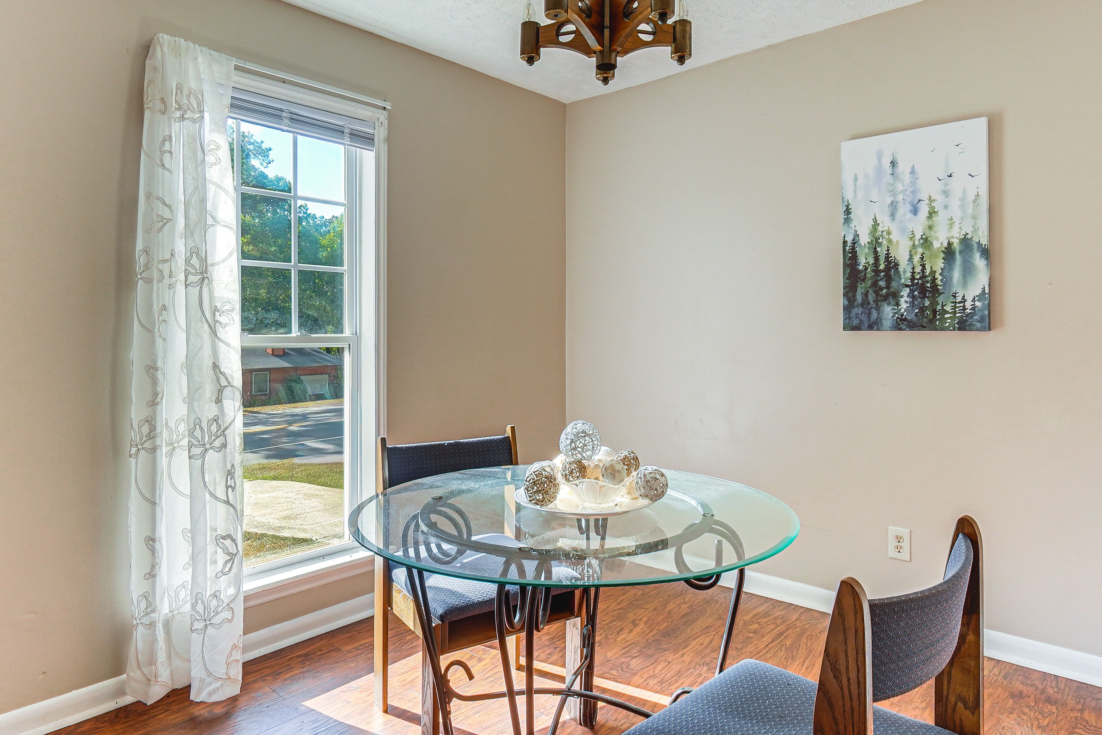 Formal Dining Area | Dishware/Flatware | Central Heating & A/C | Free WiFi