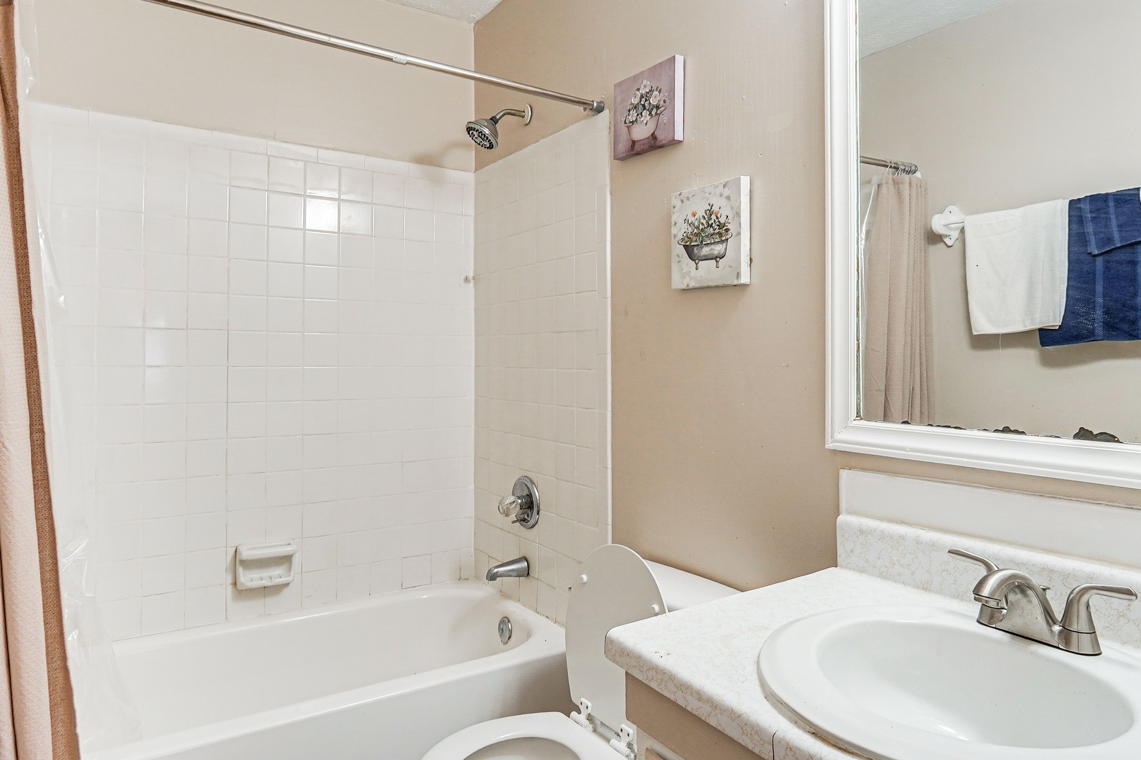 Full Bathroom | Complimentary Toiletries | Towels Provided