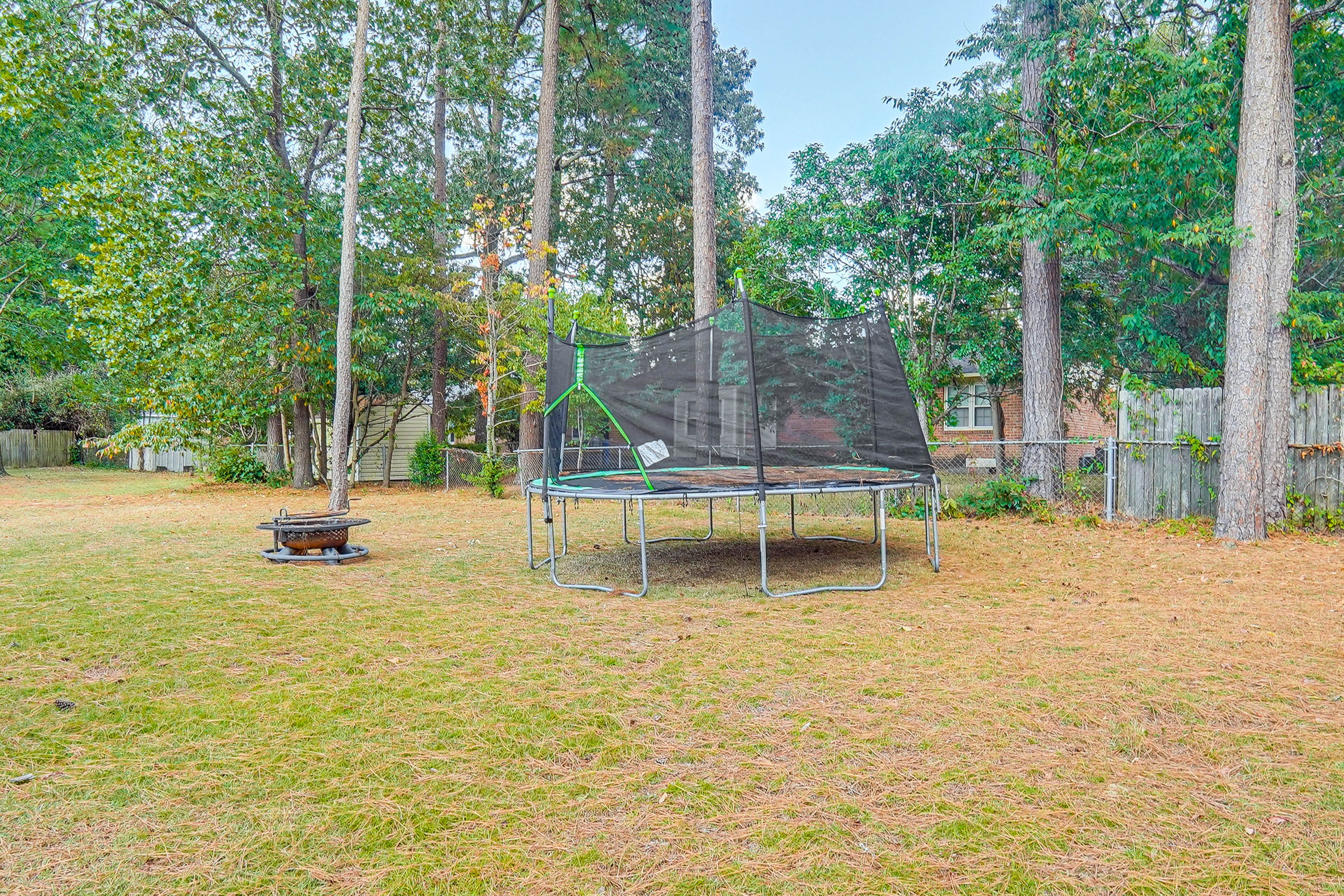Yard | Trampoline | Wood-Burning Fire Pit w/ Cooking Grate