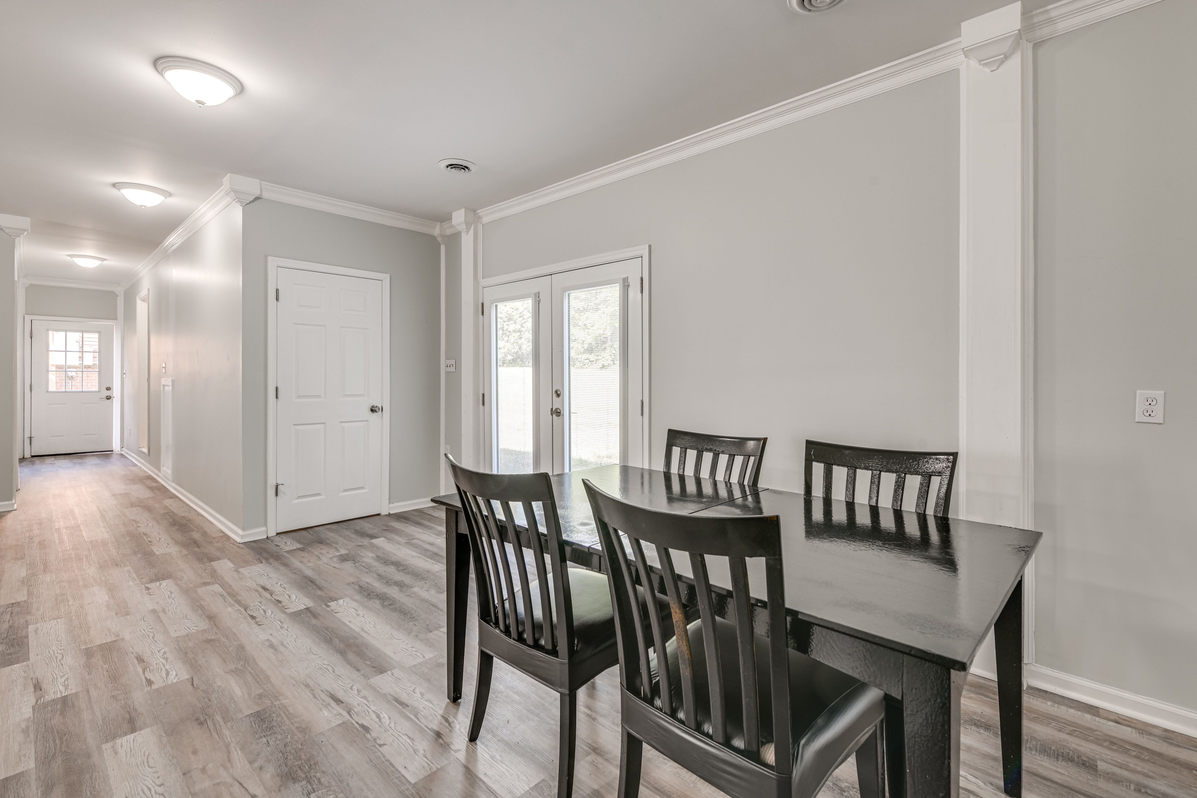 Dining Table | Dishware & Flatware