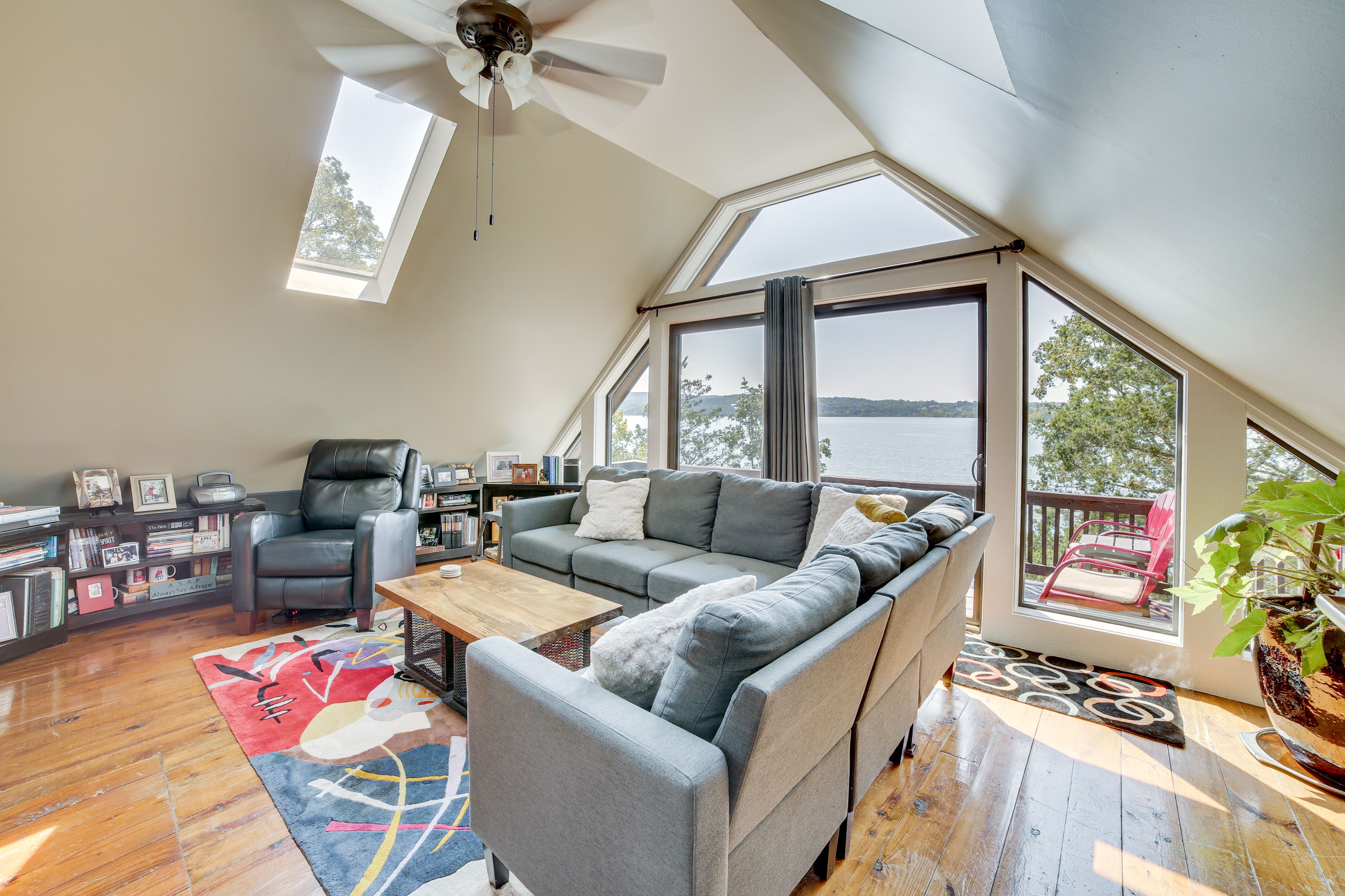 Loft | Balcony Access | Laptop-Friendly Workspace