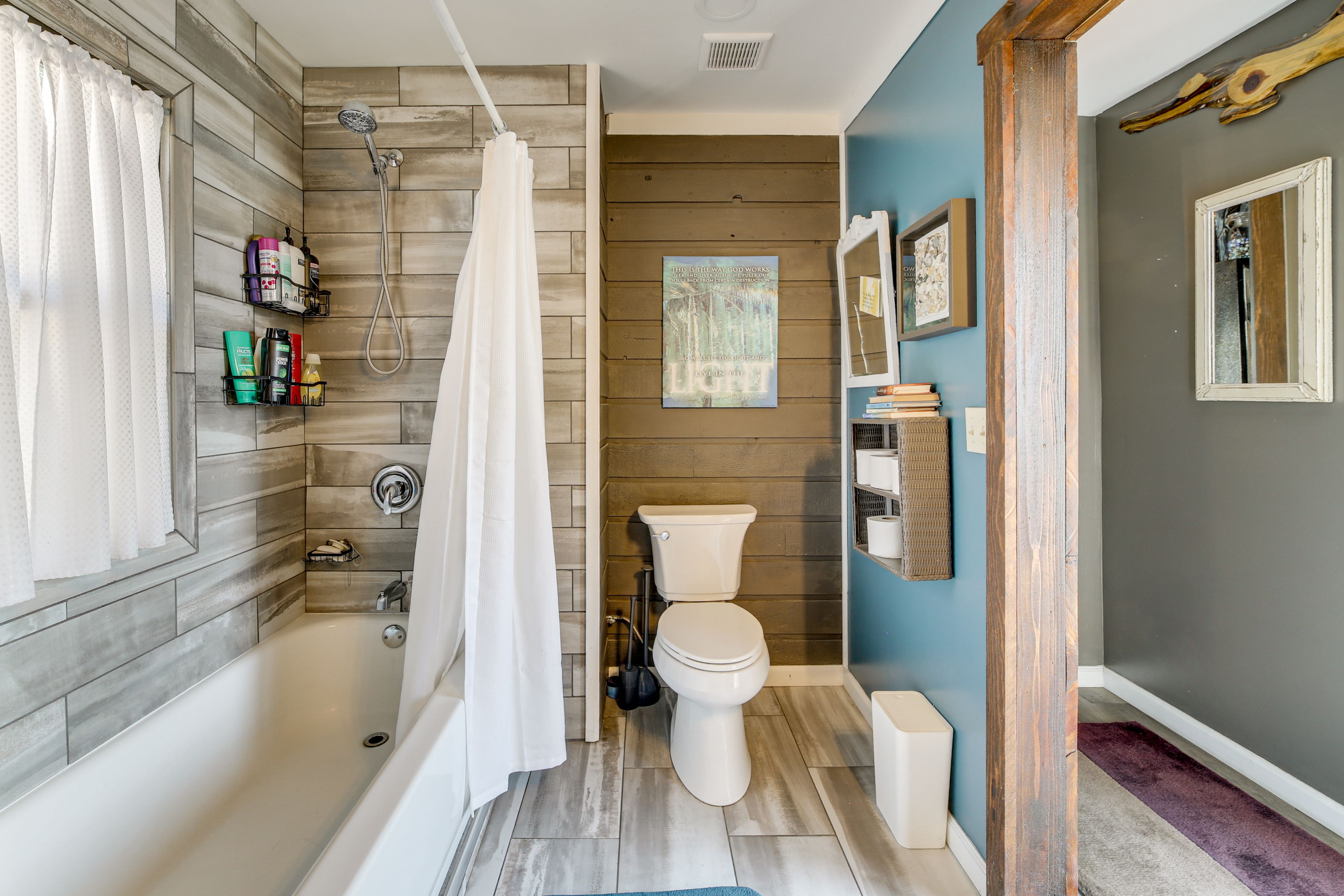 Full Bathroom | 2nd Floor | Towels Provided