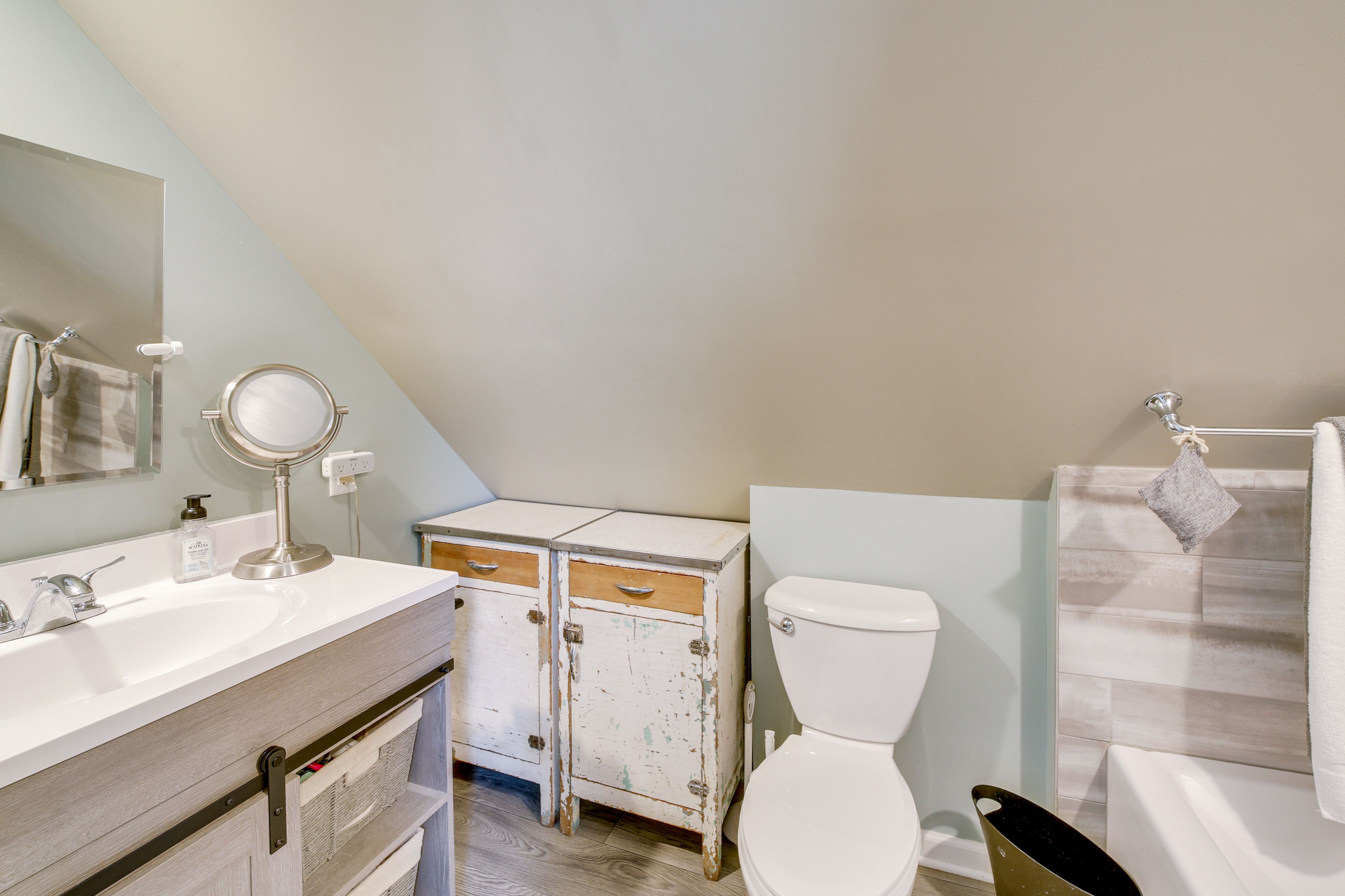 Full Bathroom | 3rd Floor