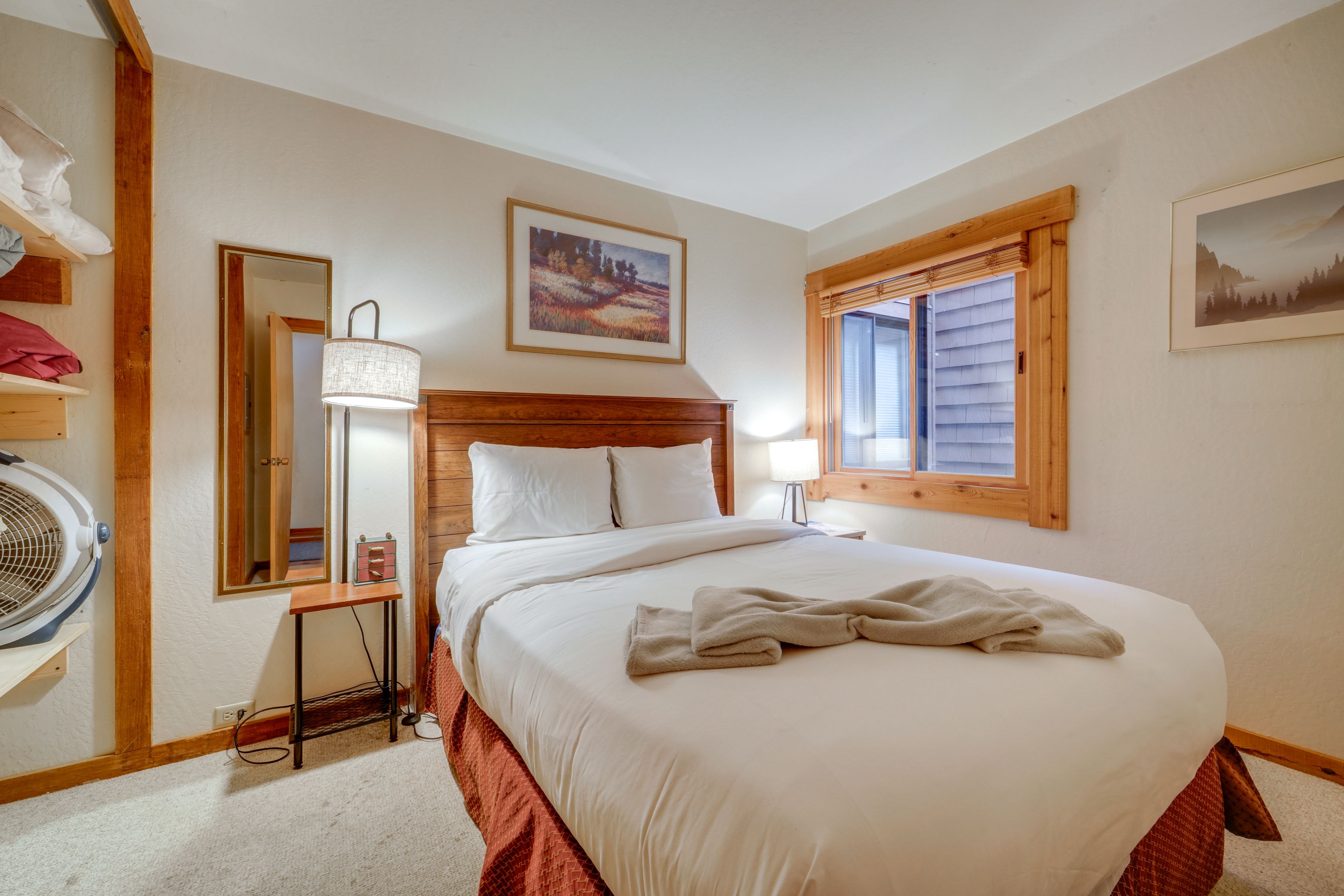 Bedroom 1 | Queen Bed | 1st Floor