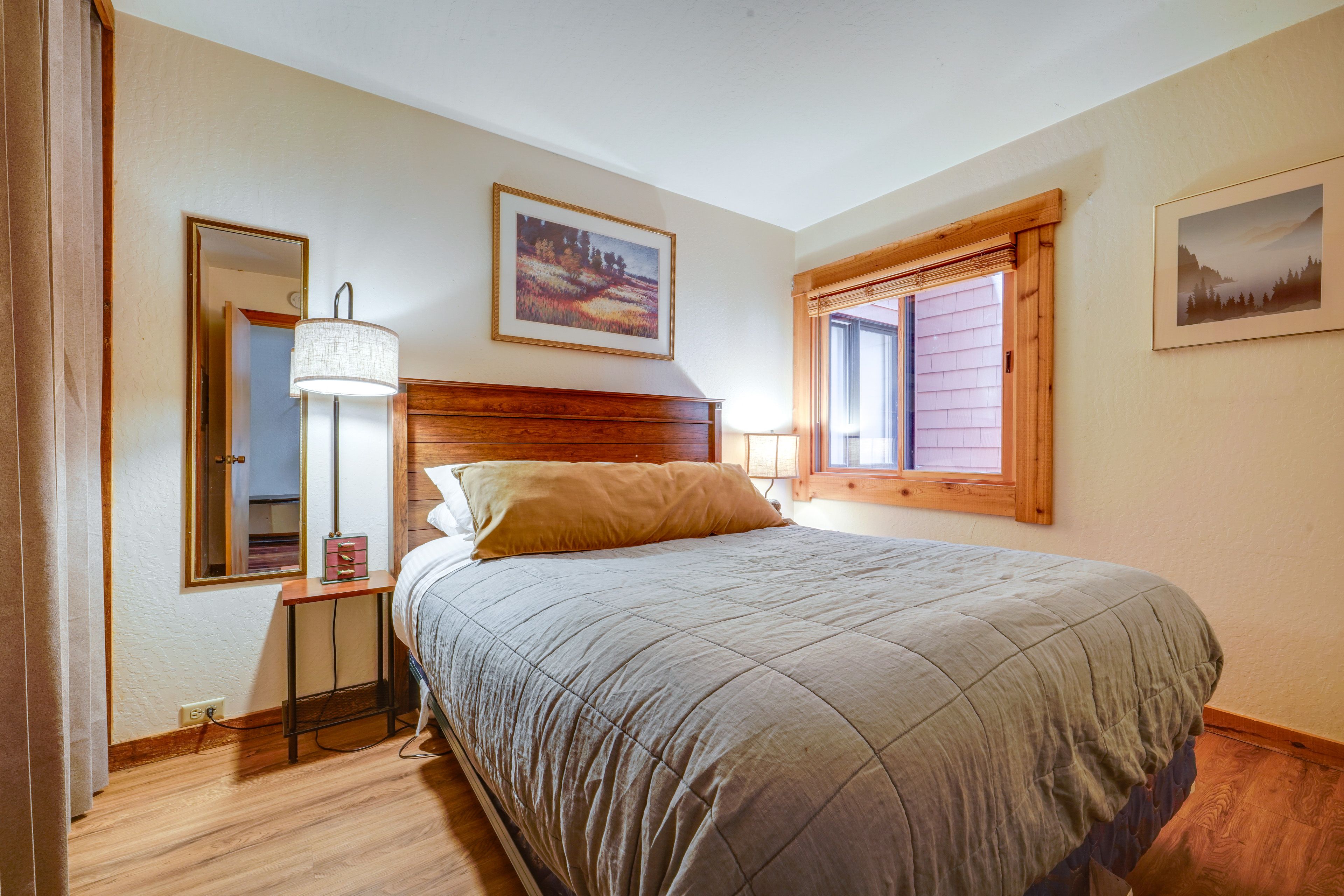 Bedroom 1 | Queen Bed | 1st Floor