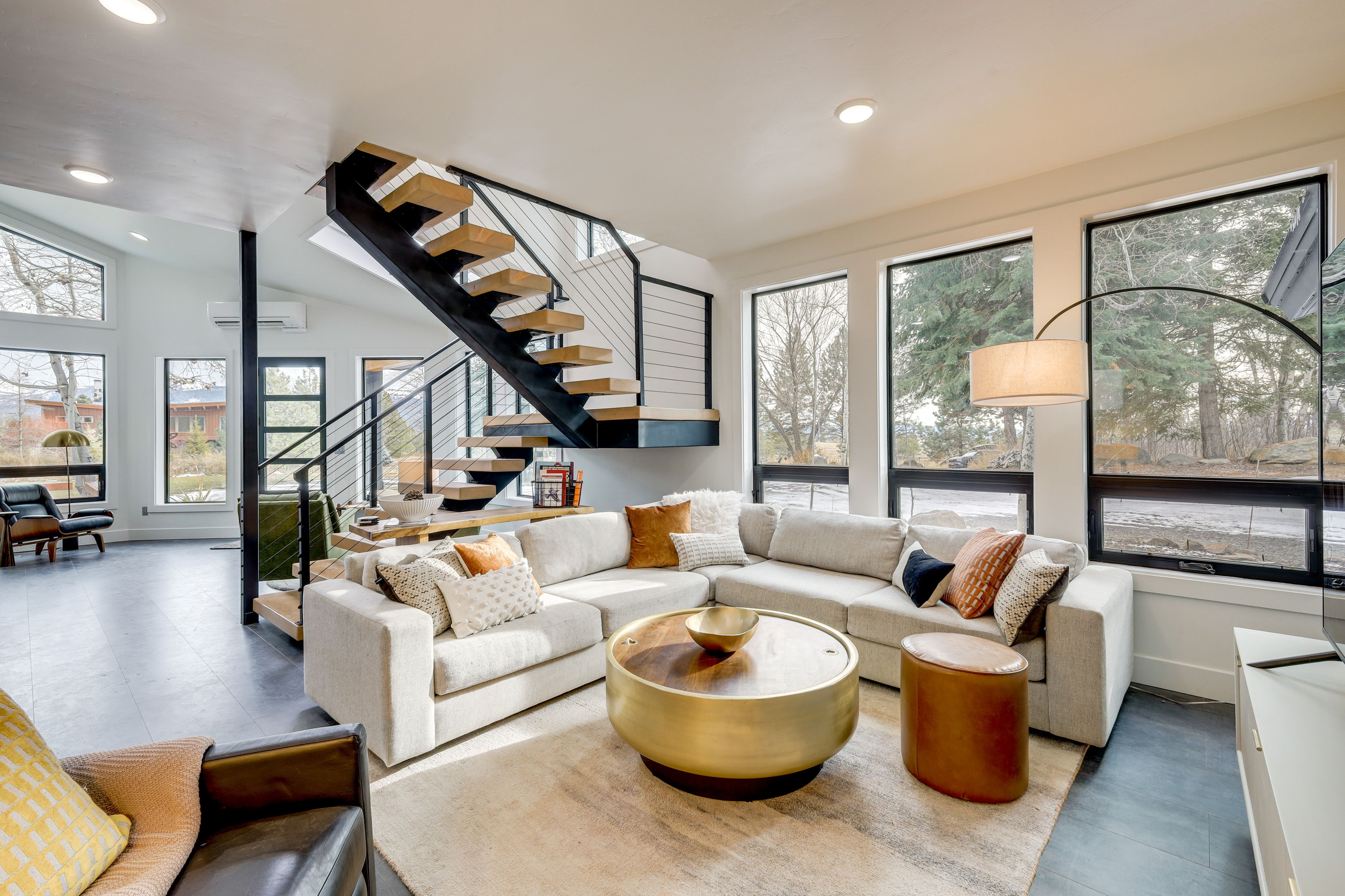 Living Room | Free WiFi | Central Heating & A/C | Smart TV | 1st Floor