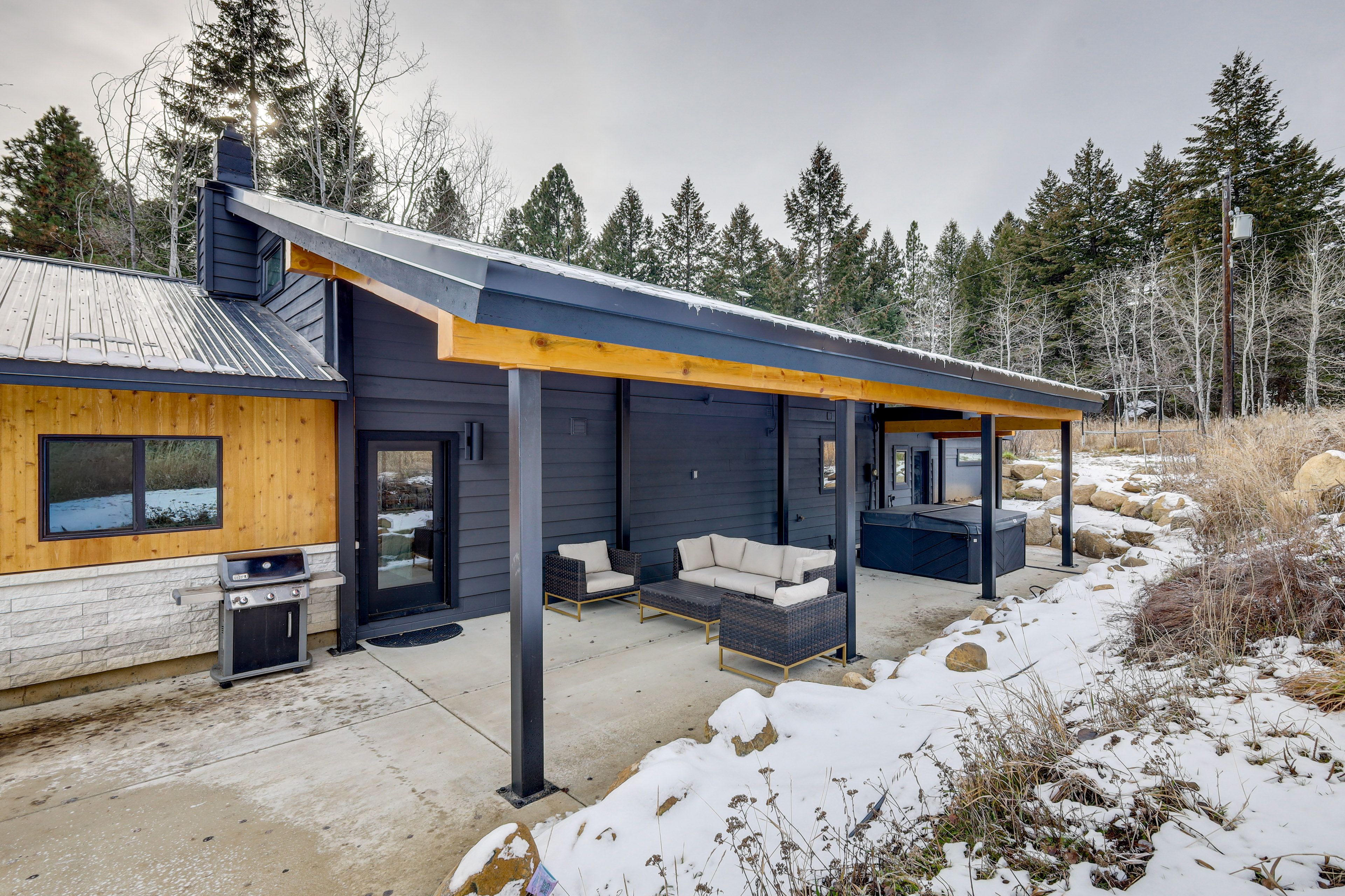 Covered Patio | Gas Grill