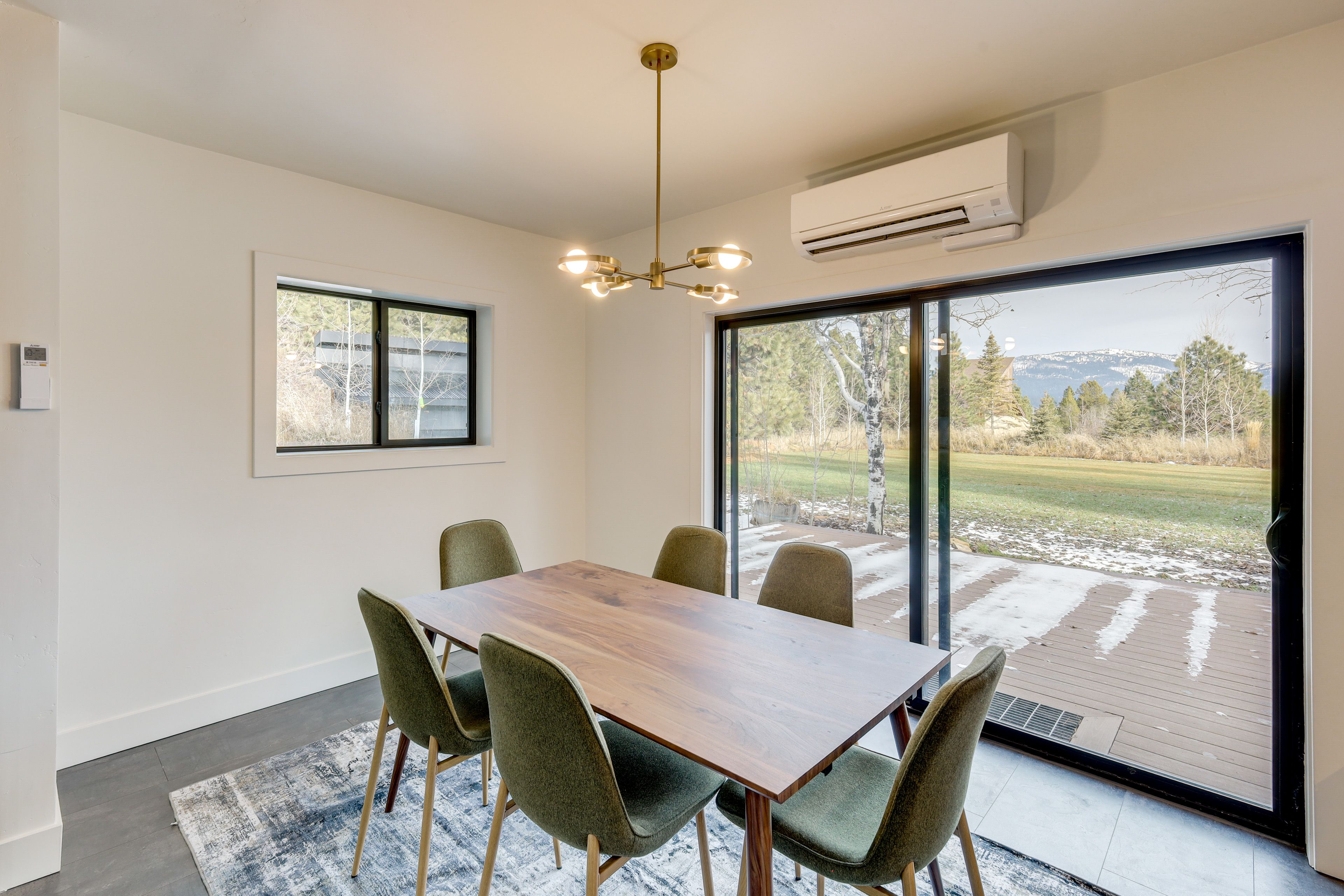 Dining Area | Dishware/Flatware Provided | 1st Floor