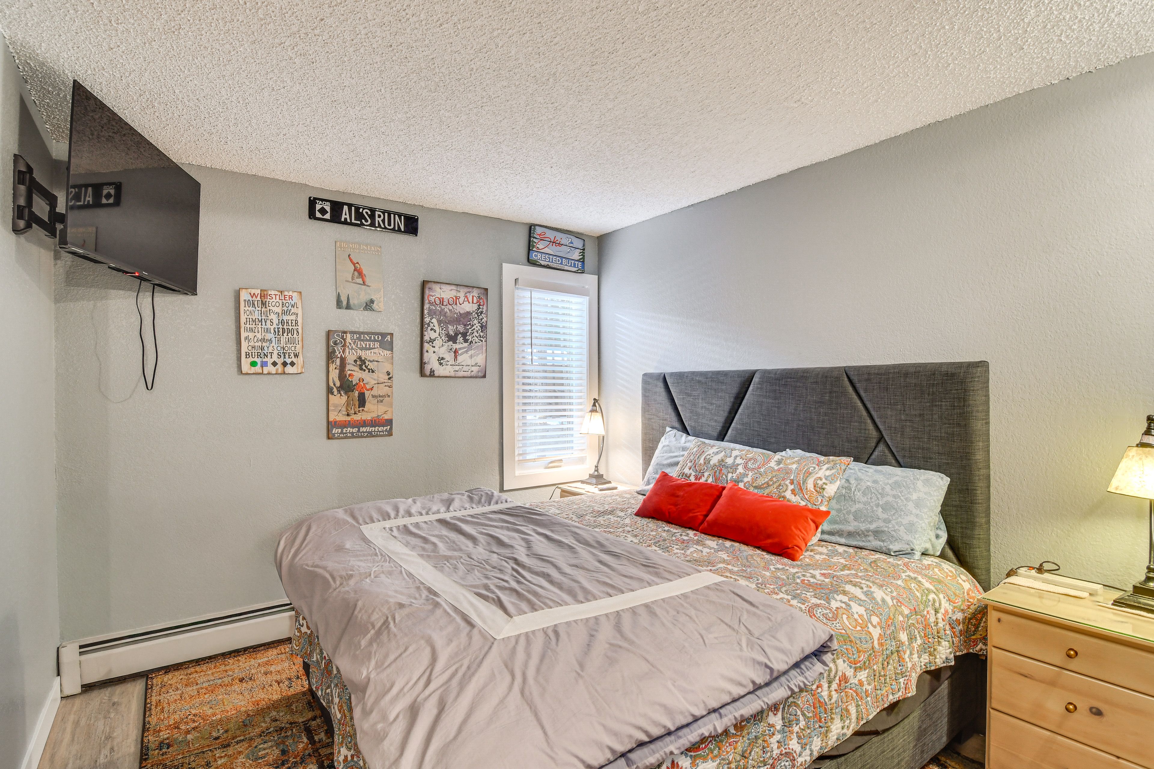 Bedroom | King Bed | Smart TV | 1st Floor