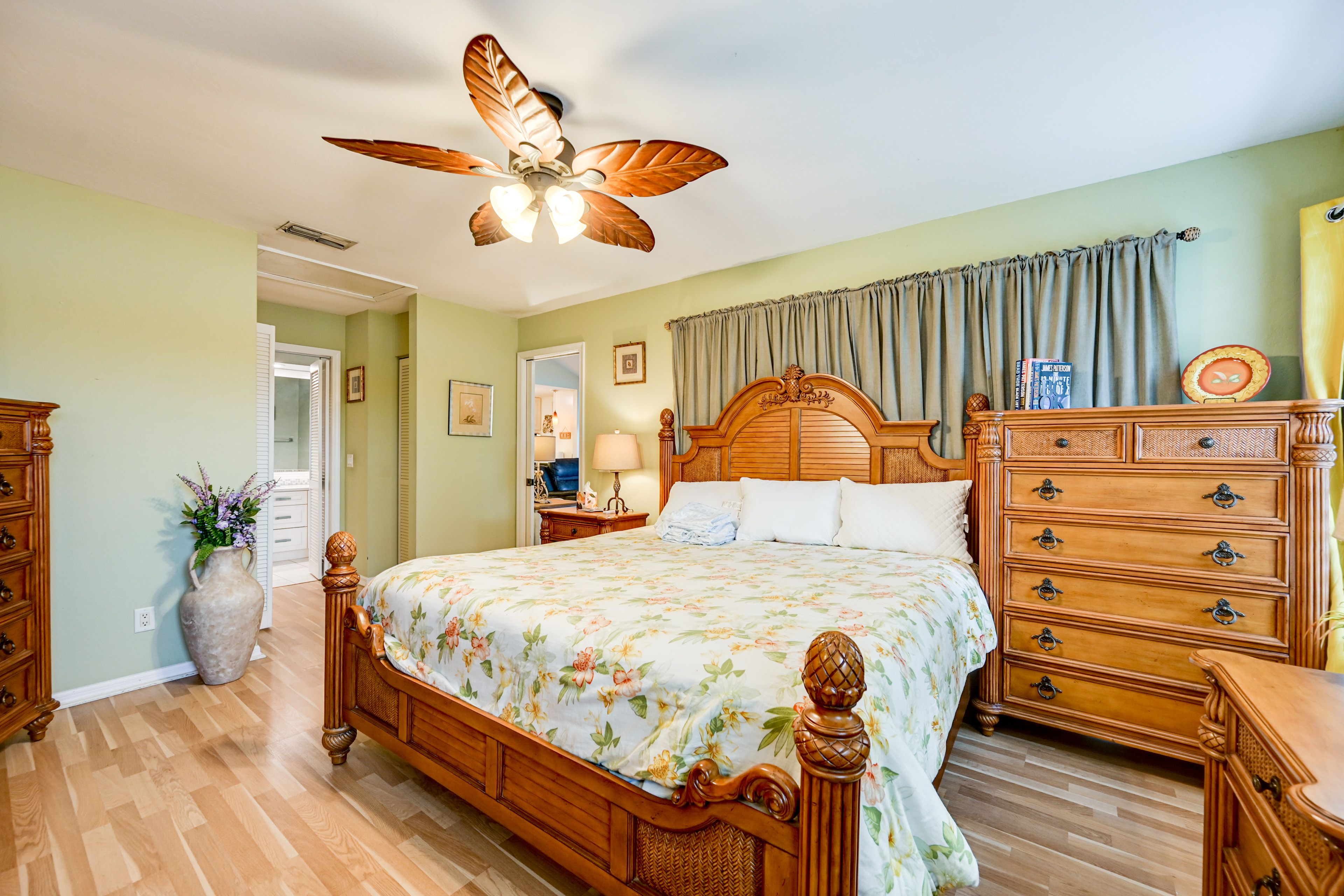 Bedroom 1 | King Bed | TV