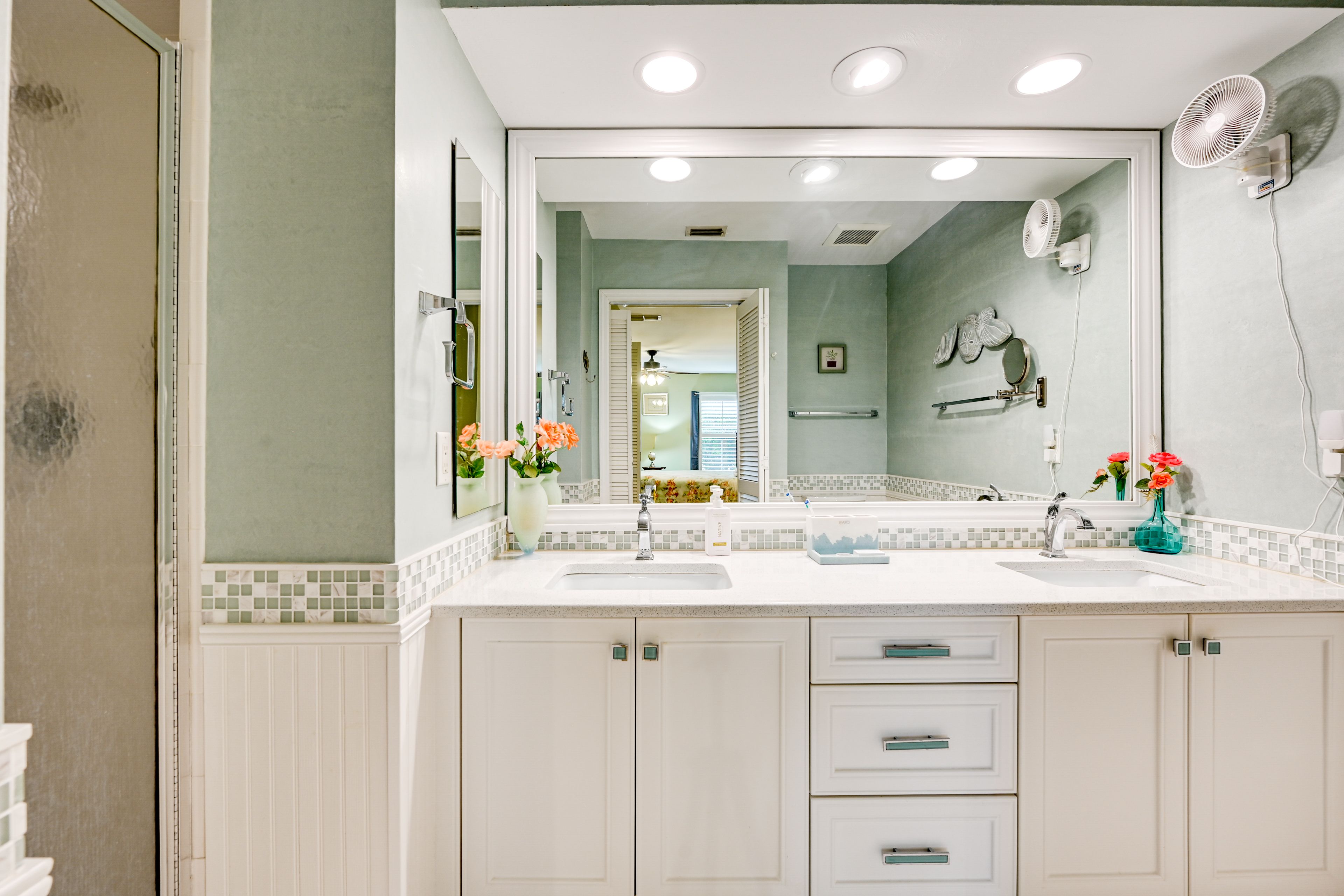 Full Bathroom | Towels Provided