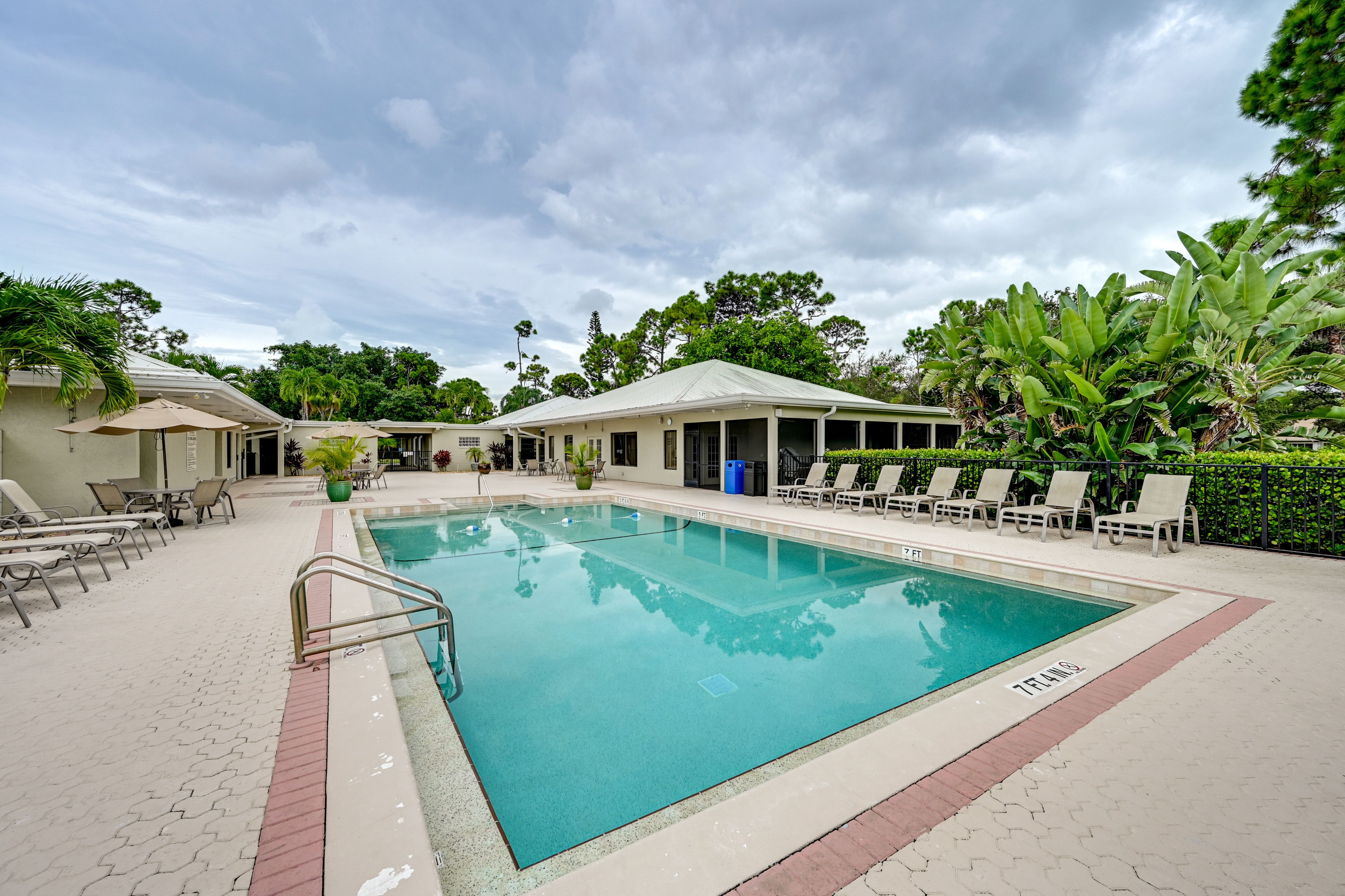 Fountain Lakes | Community Pool & Hot Tub