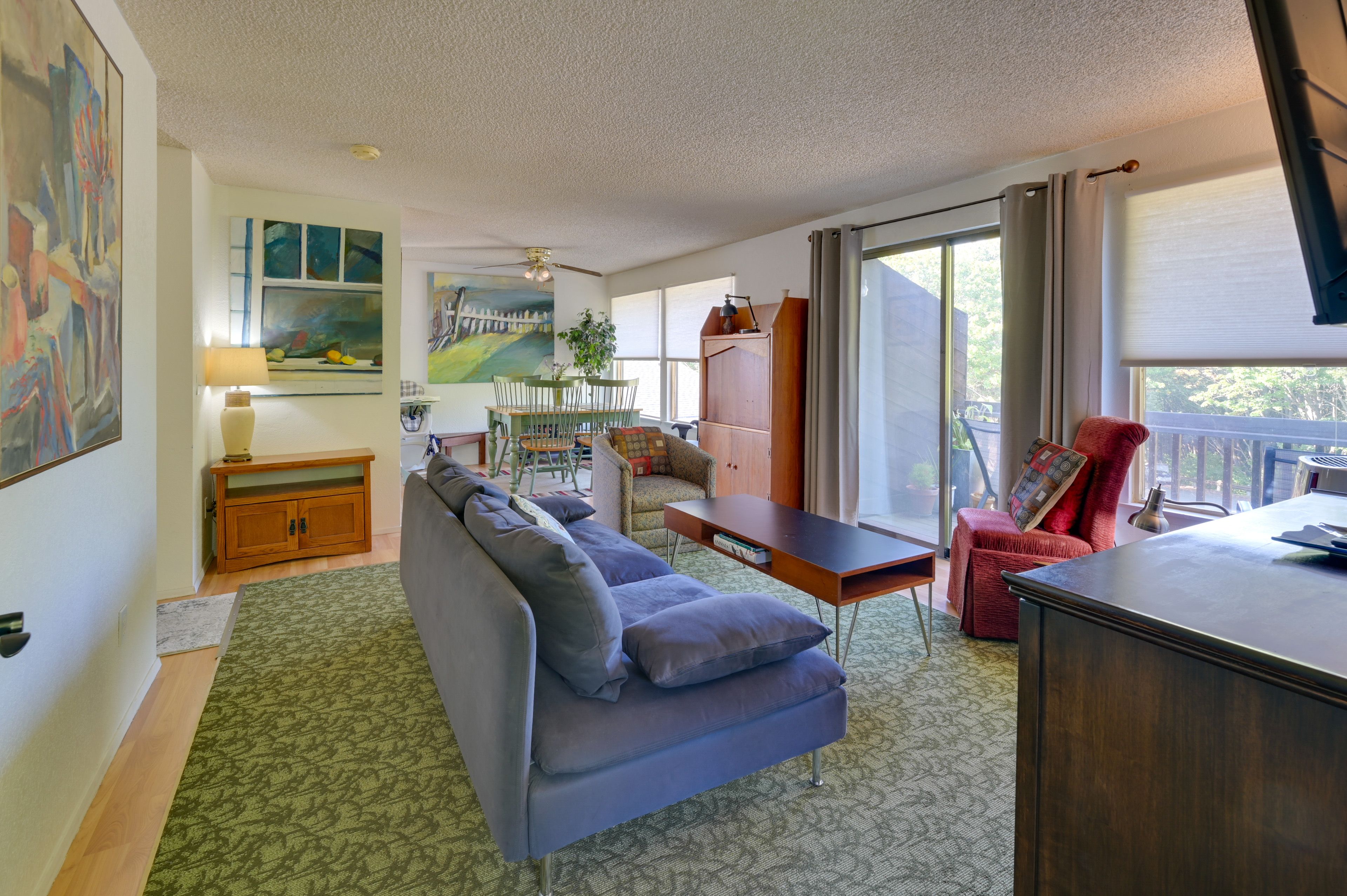 Living Room | Free WiFi | Smart TV | Central A/C
