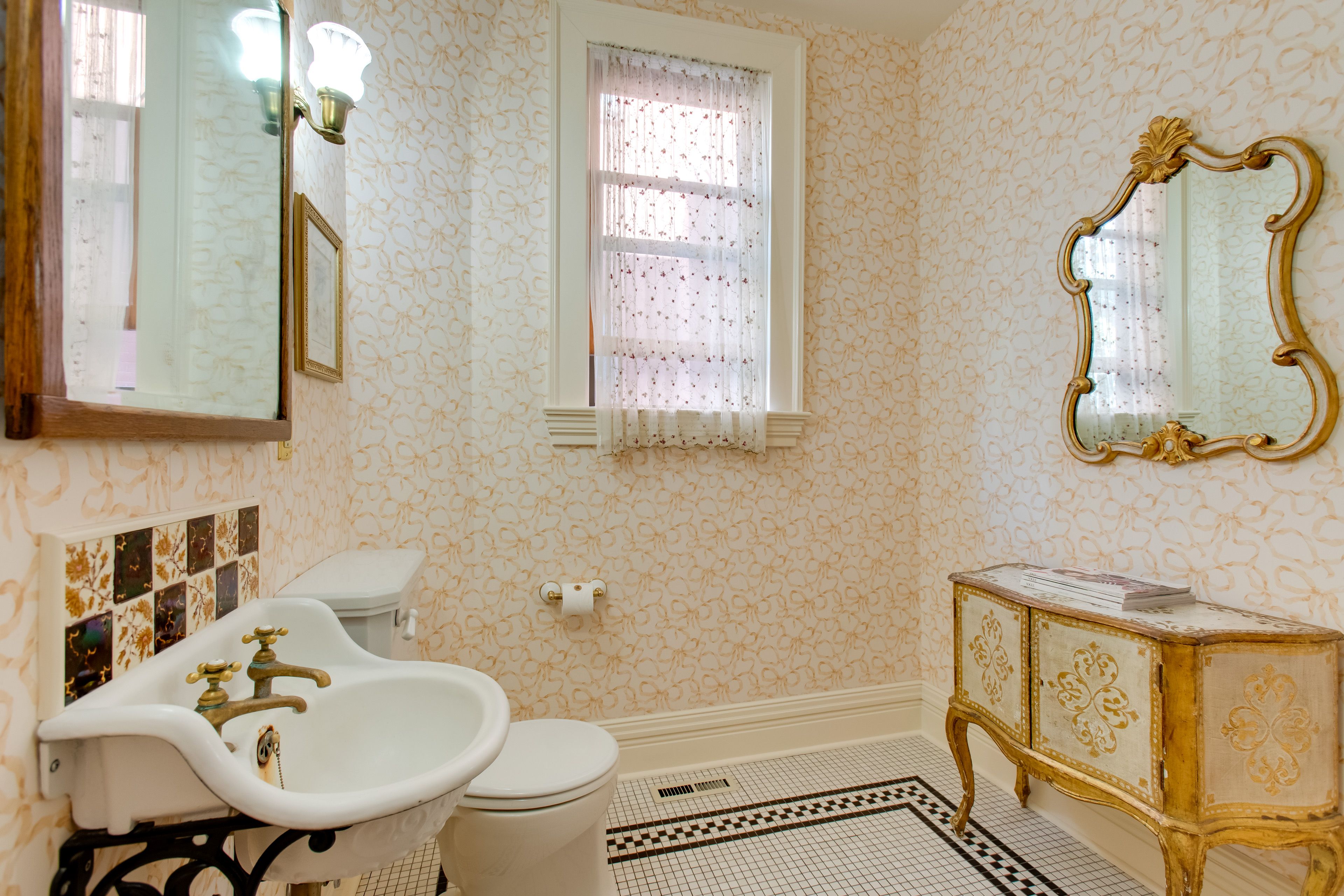 Half Bathroom | 1st Floor | Complimentary Toiletries | Towels Provided