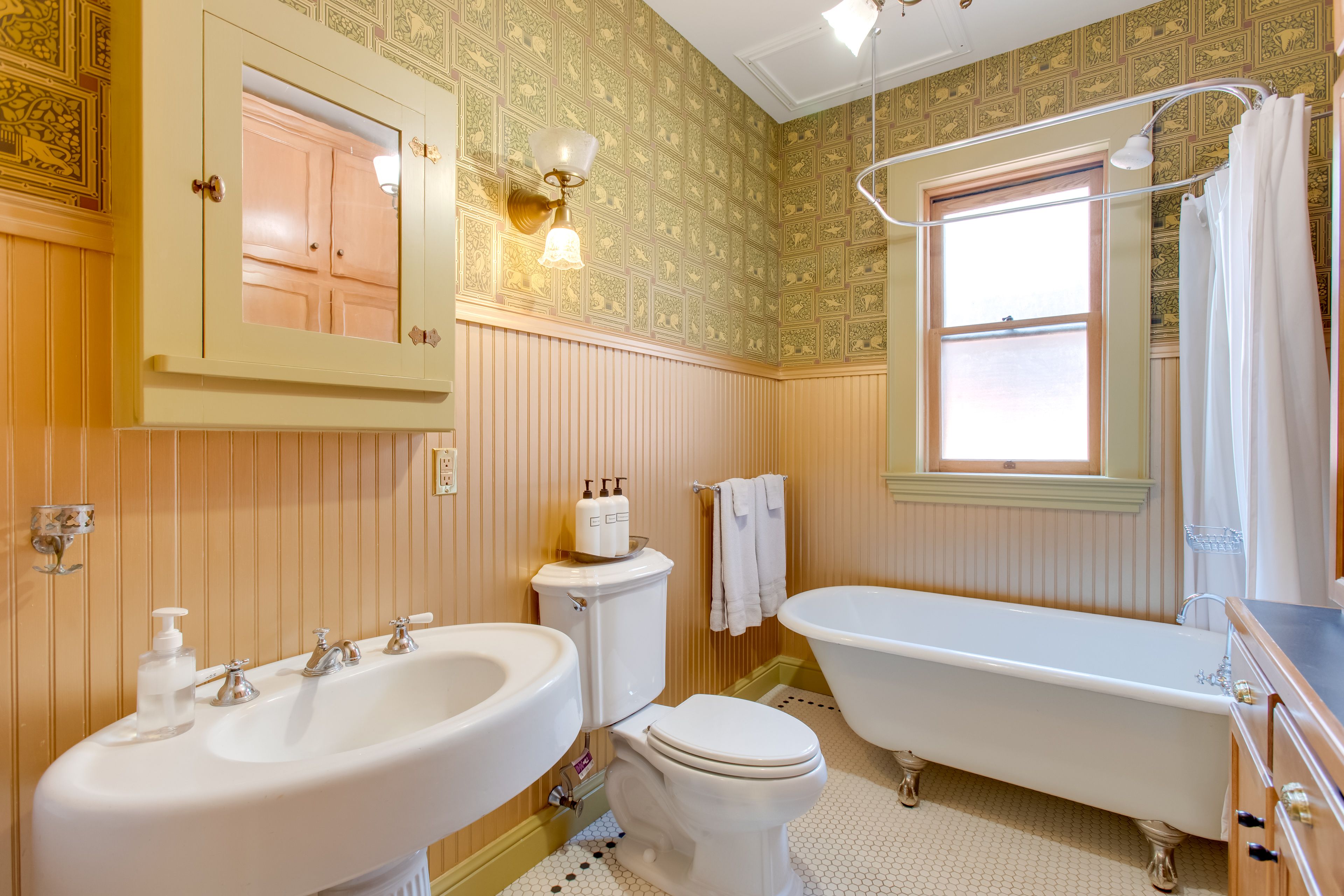 Full Bathroom | 2nd Floor