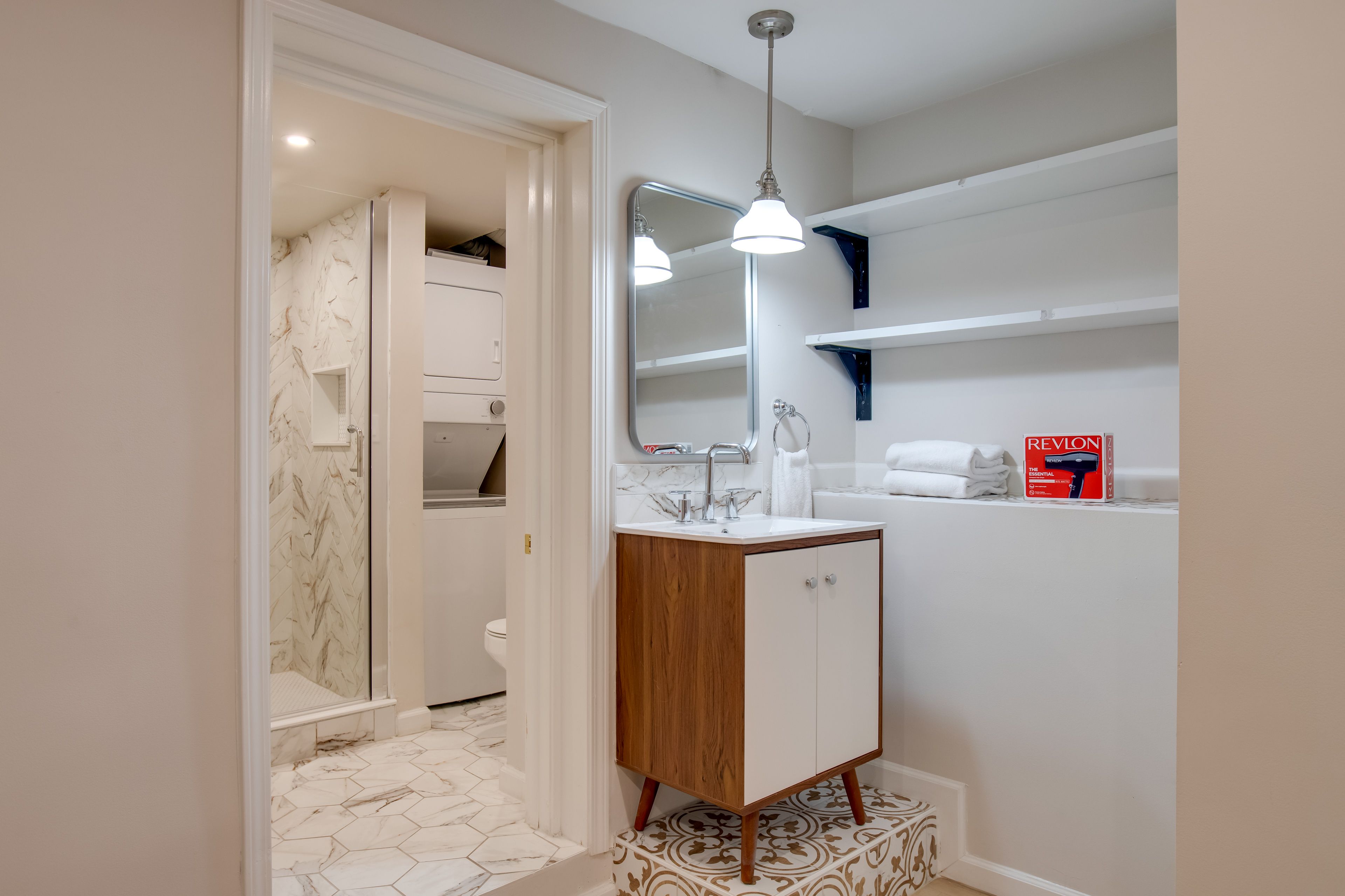 Full Bathroom | Complimentary Toiletries | Towels Provided | Washer/Dryer