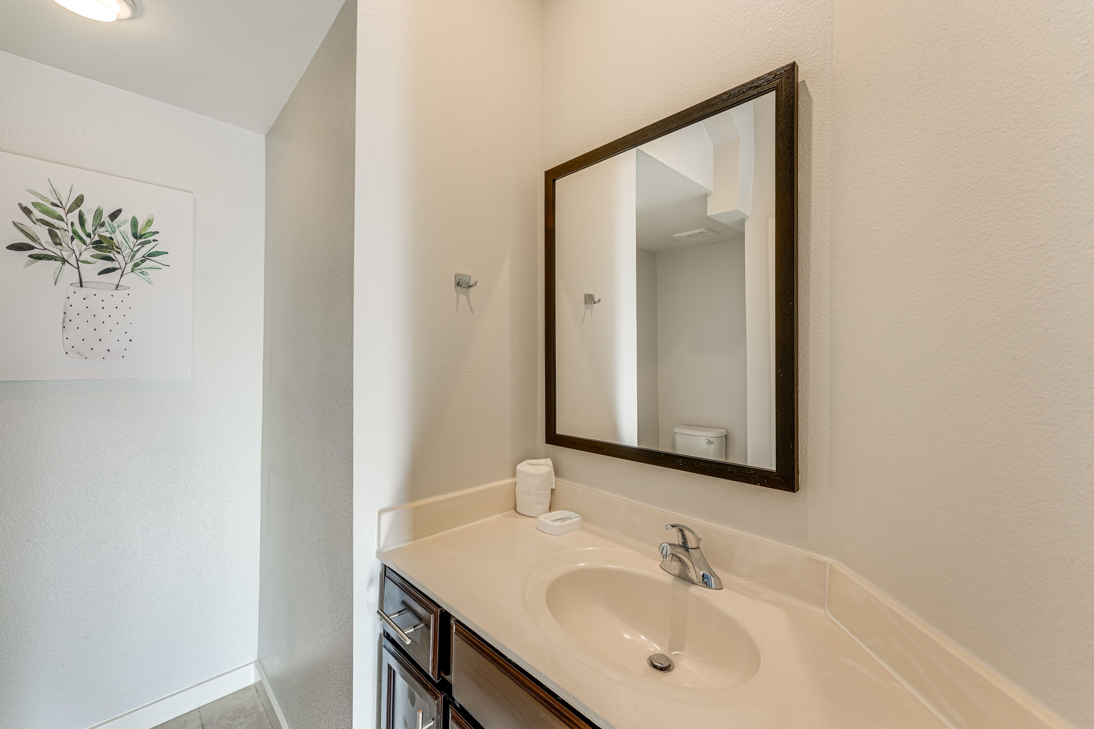 Half Bathroom | 1st Floor | Towels Provided
