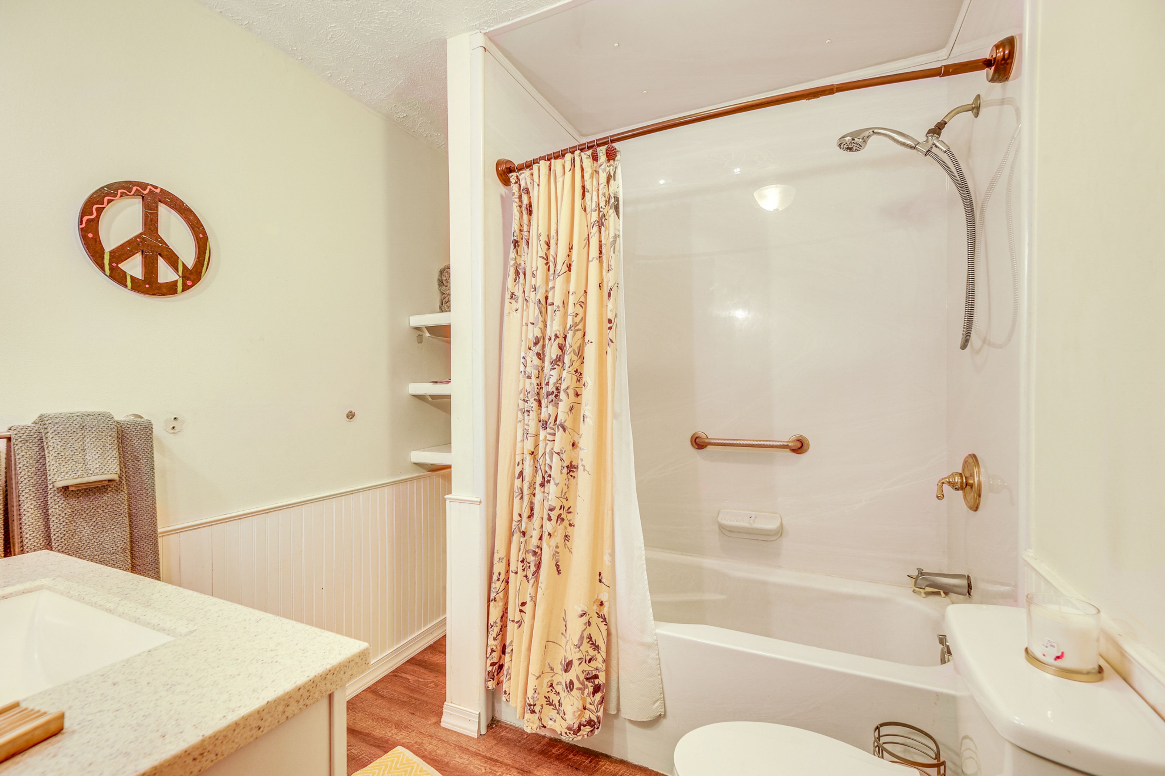 Full Bathroom | 2nd Floor | Towels Provided | Complimentary Toiletries