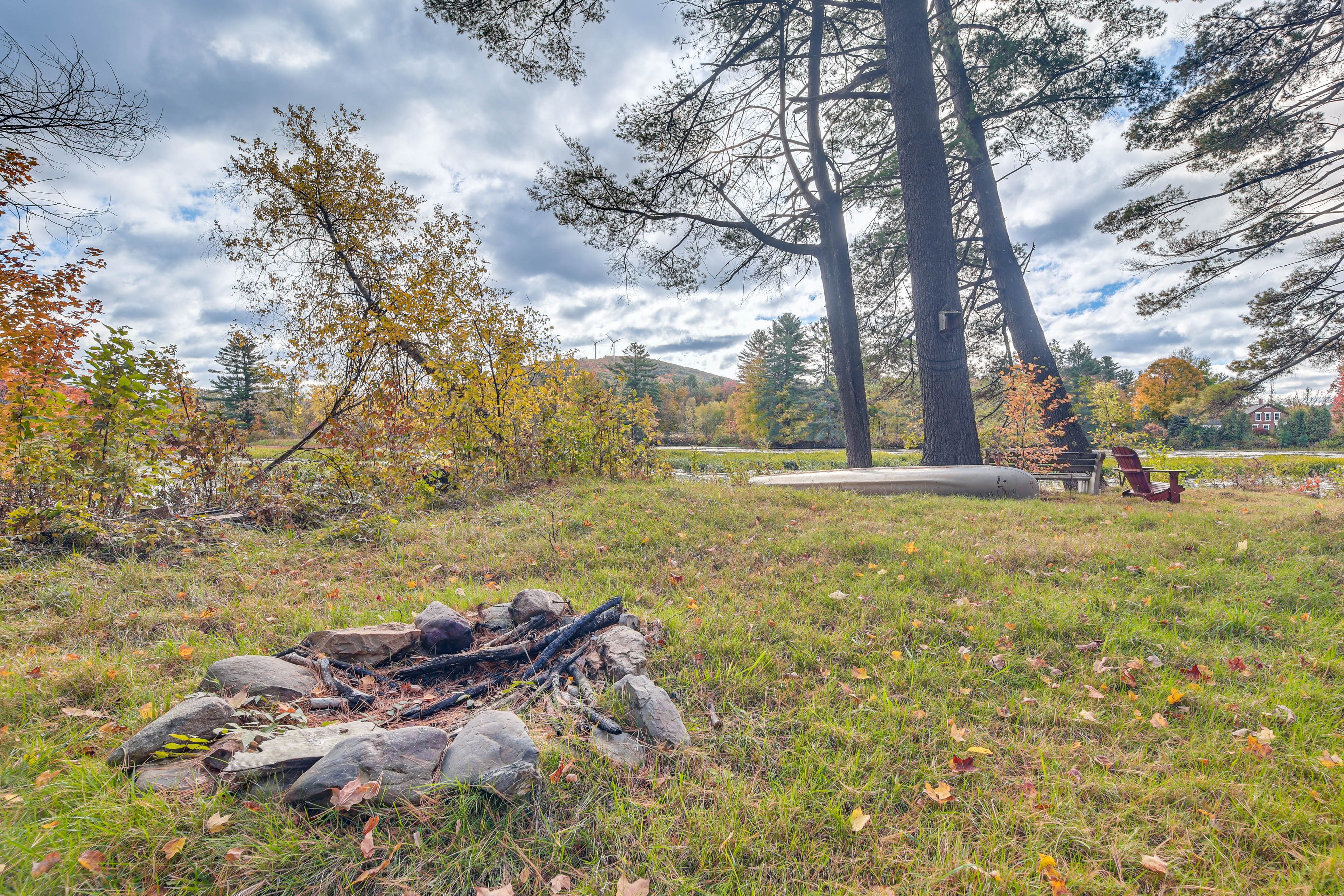 Private Yard | Wood-Burning Fire Pit | Arrowhead Mountain Lake On-Site | Canoe