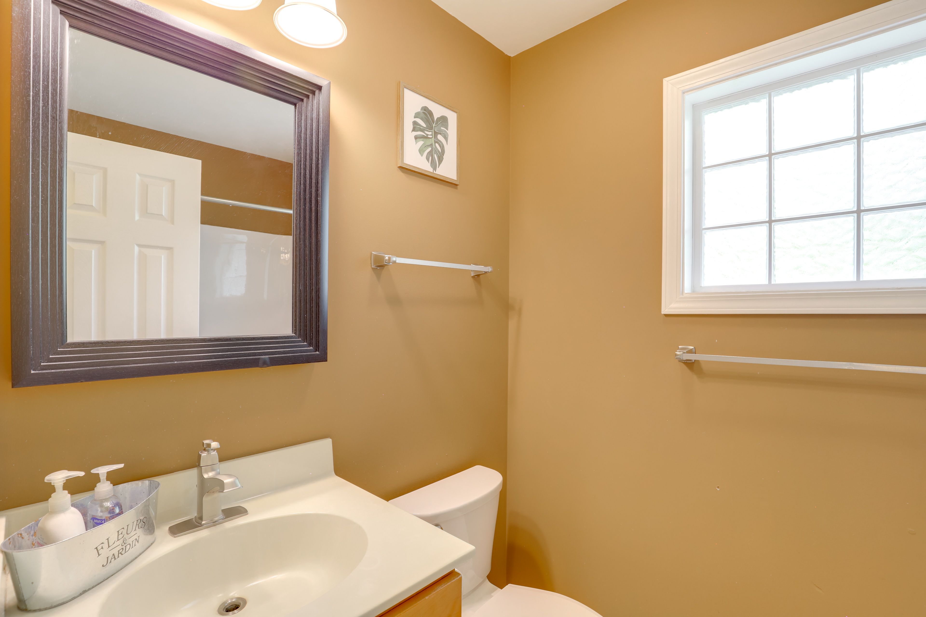 Bathroom | Bathtub/Shower | Towels Provided | 2nd Floor