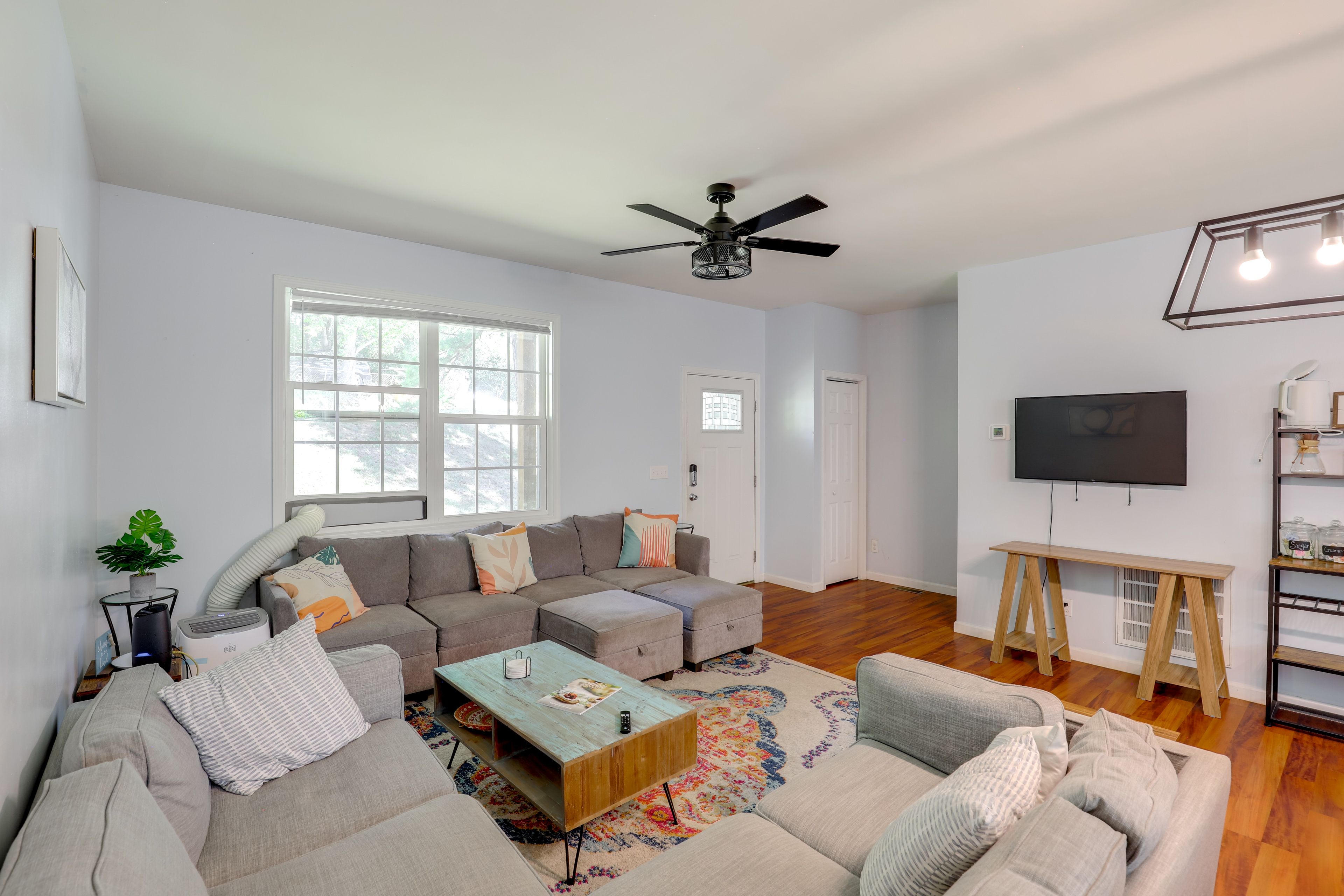 Living Room | Smart TV | Free WiFi | Central Air Conditioning/Heat | 1st Floor