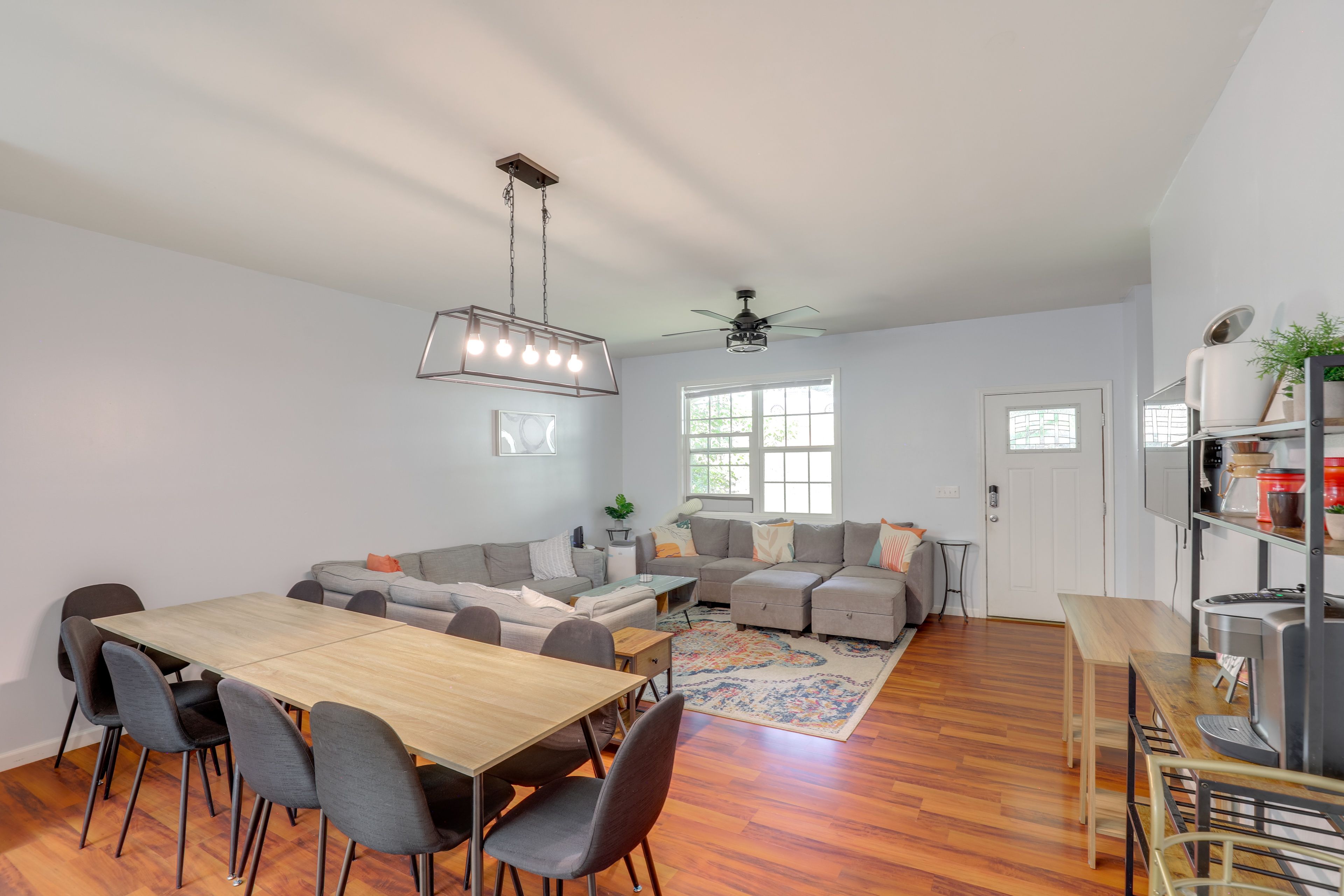 Dining Area | Dishware/Flatware Provided | 1st Floor