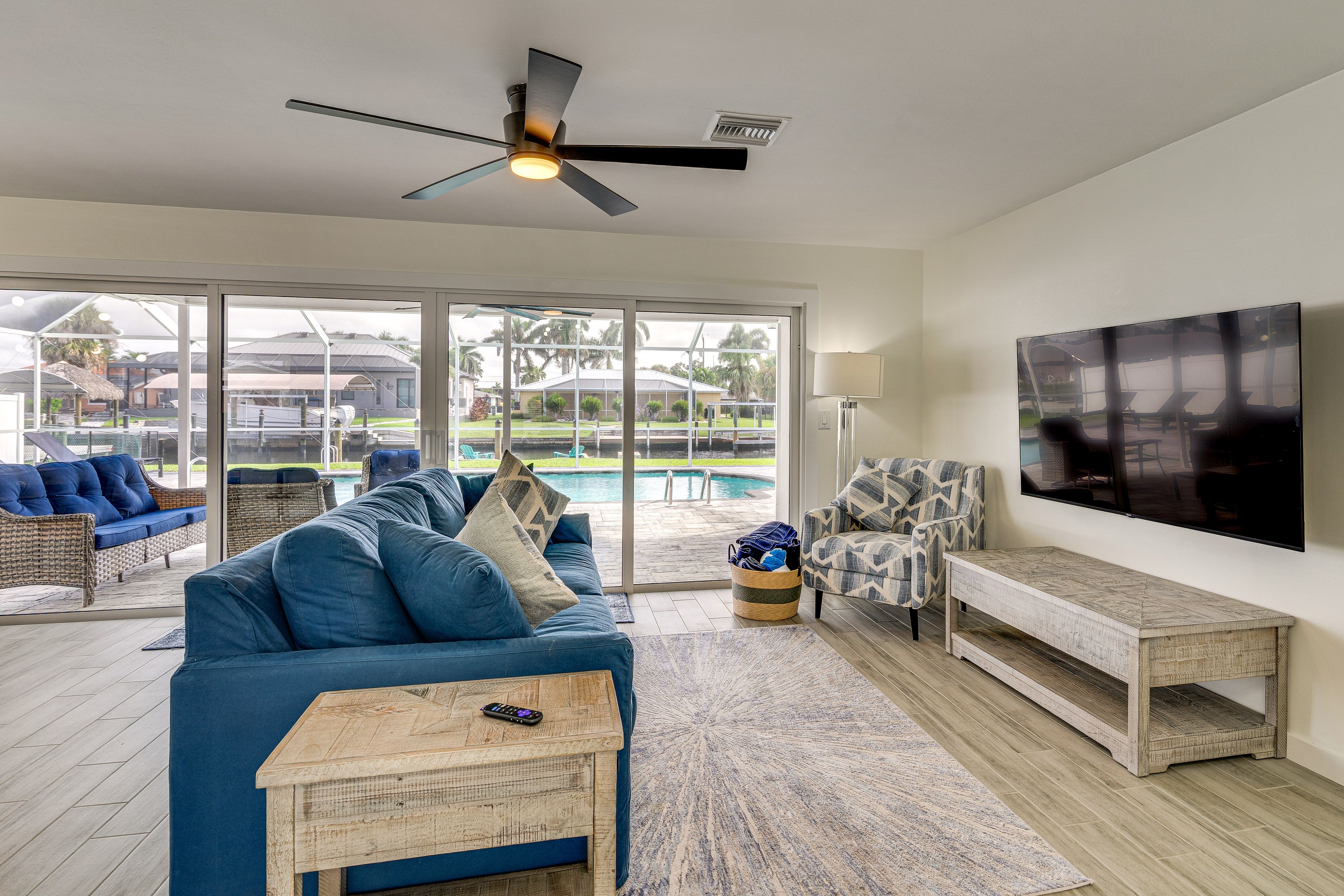 Living Room | Flat-Screen TV | Central Heating & A/C | Free WiFi