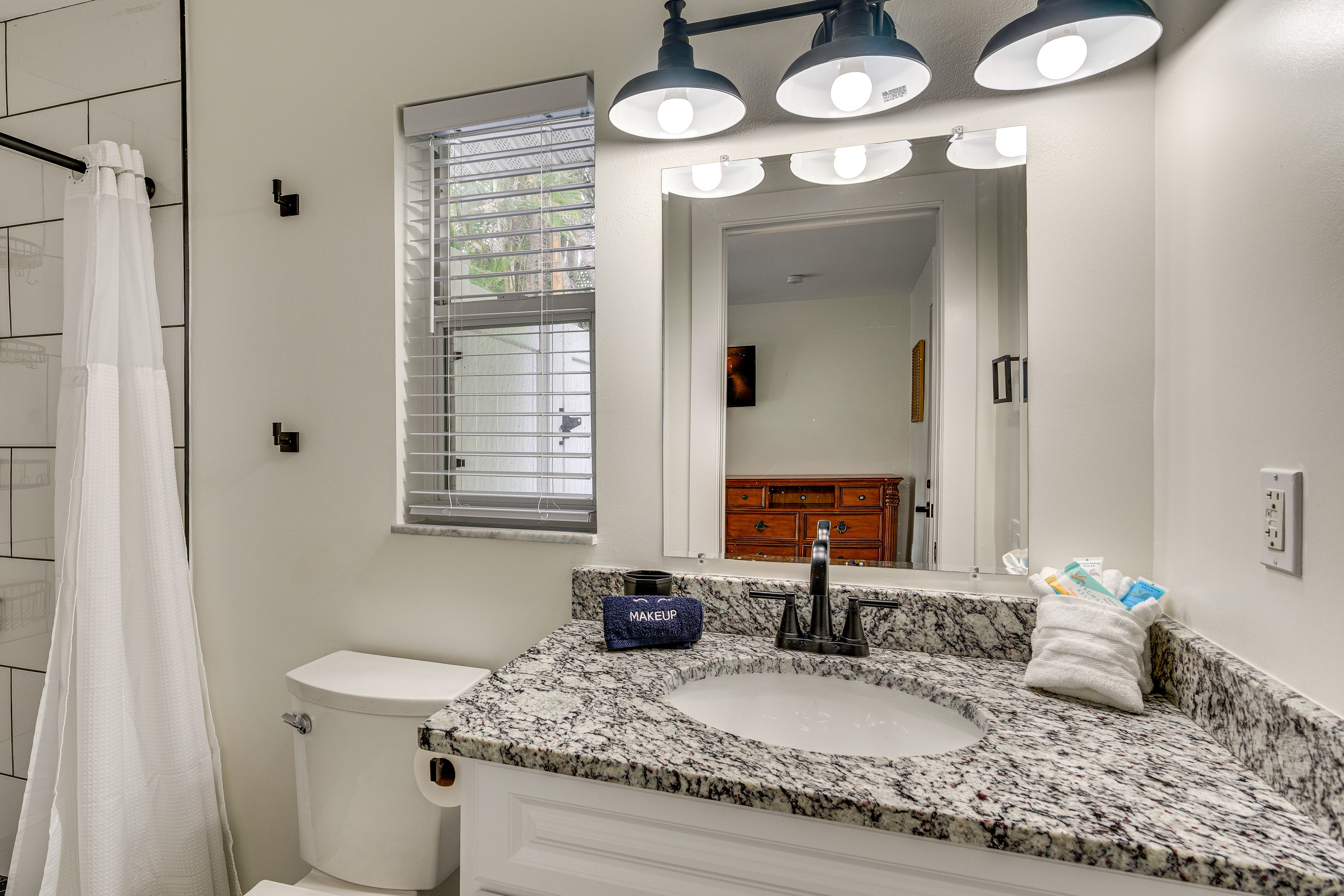 Full Bathroom | Complimentary Toiletries | Towels Provided