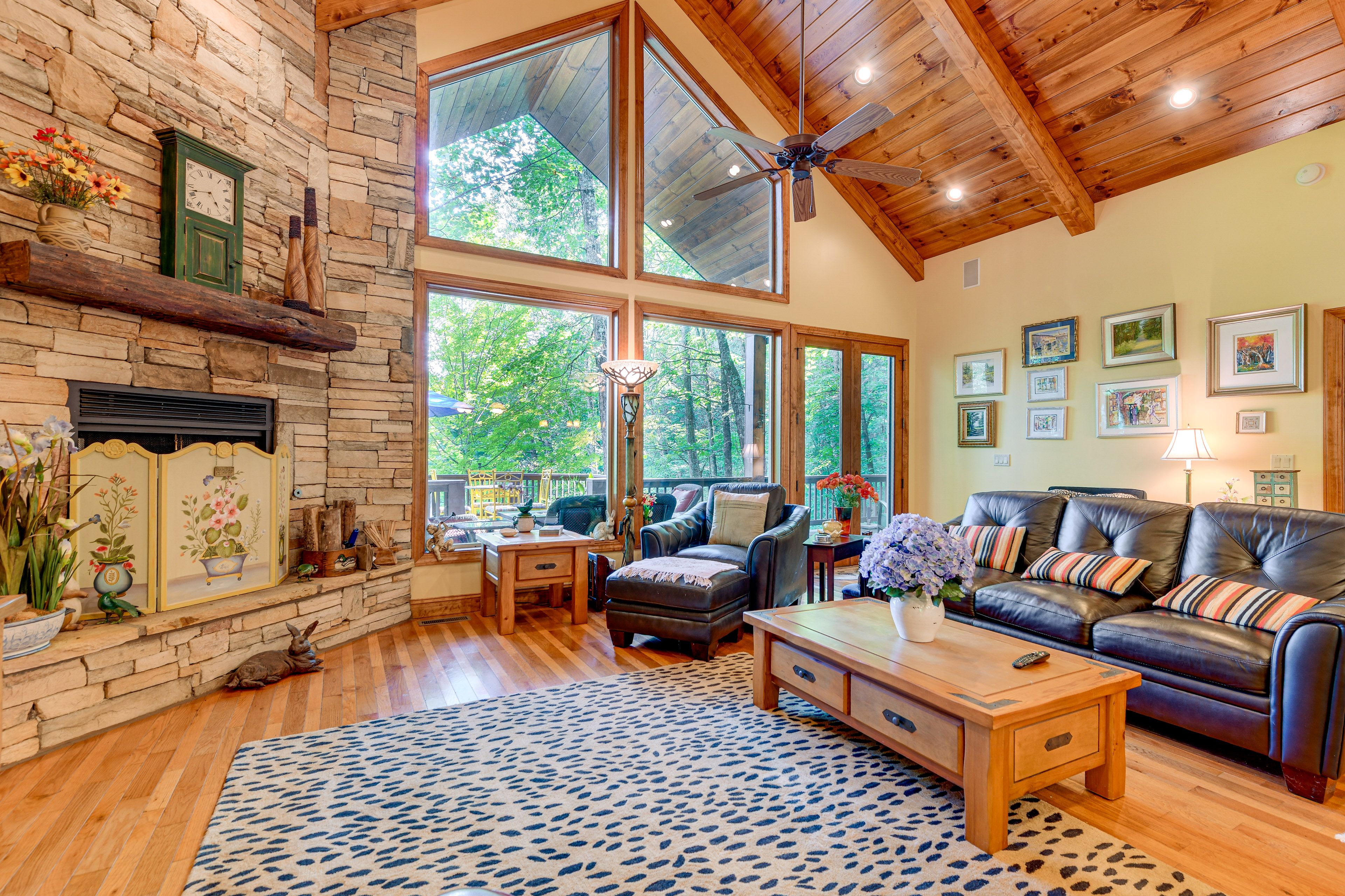 Living Room | Sleeper Sofa | Flat-Screen TV | Free WiFi | Central Heat & A/C