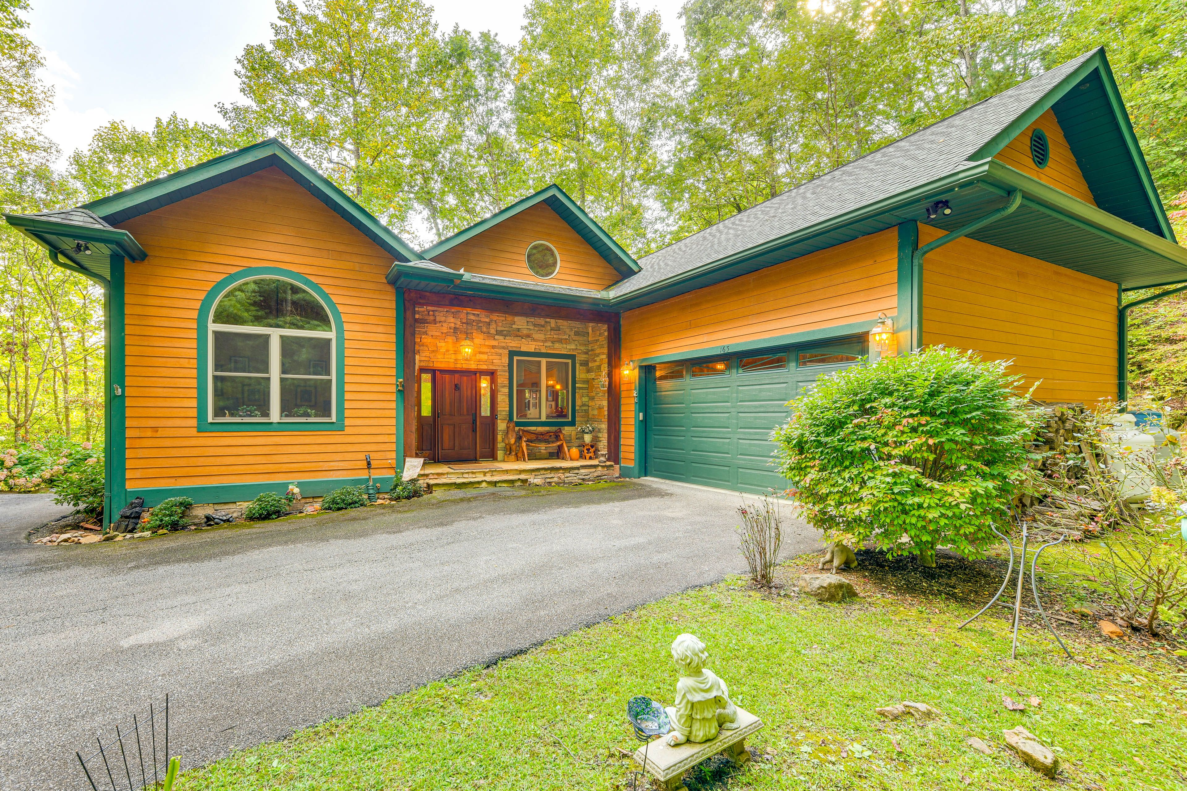 Parking | Driveway (3 Vehicles)