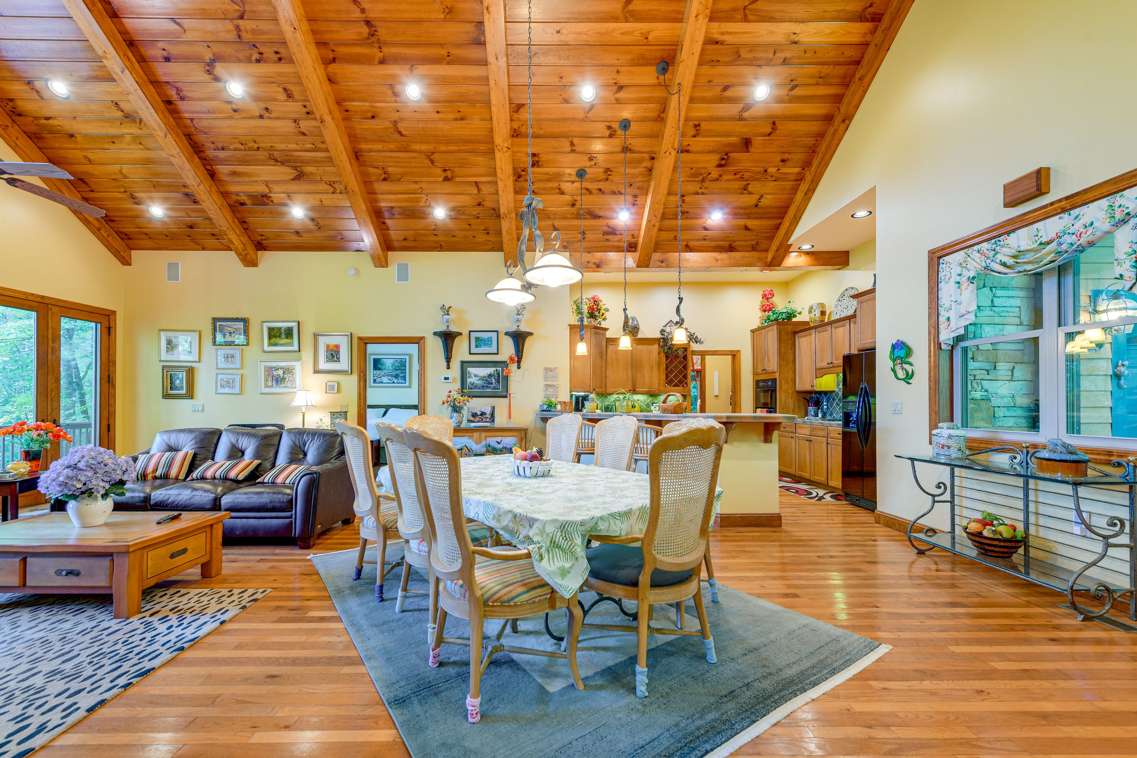 Dining Area | Dishware & Flatware Provided