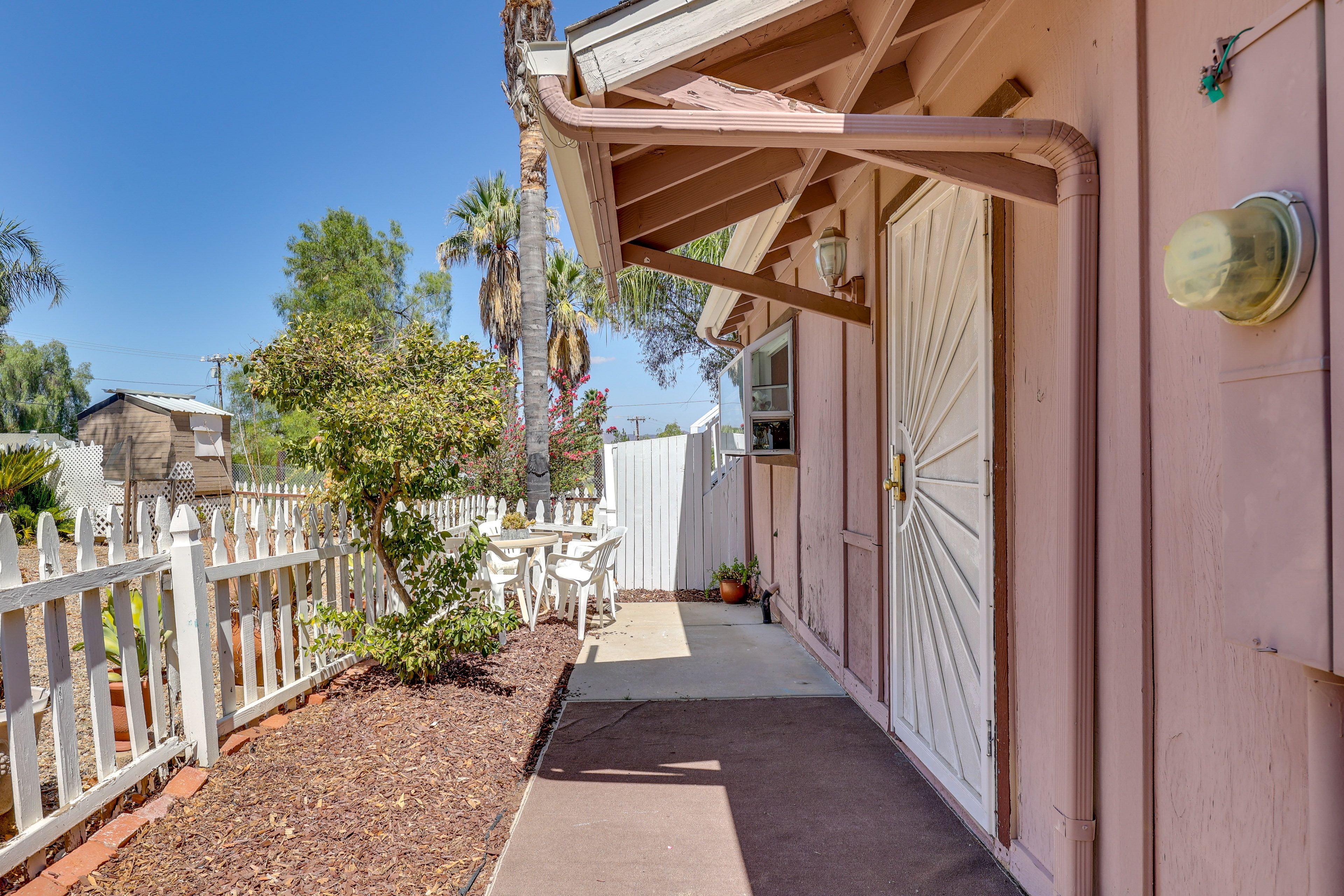 Apartment Exterior | Entry | Dining Set
